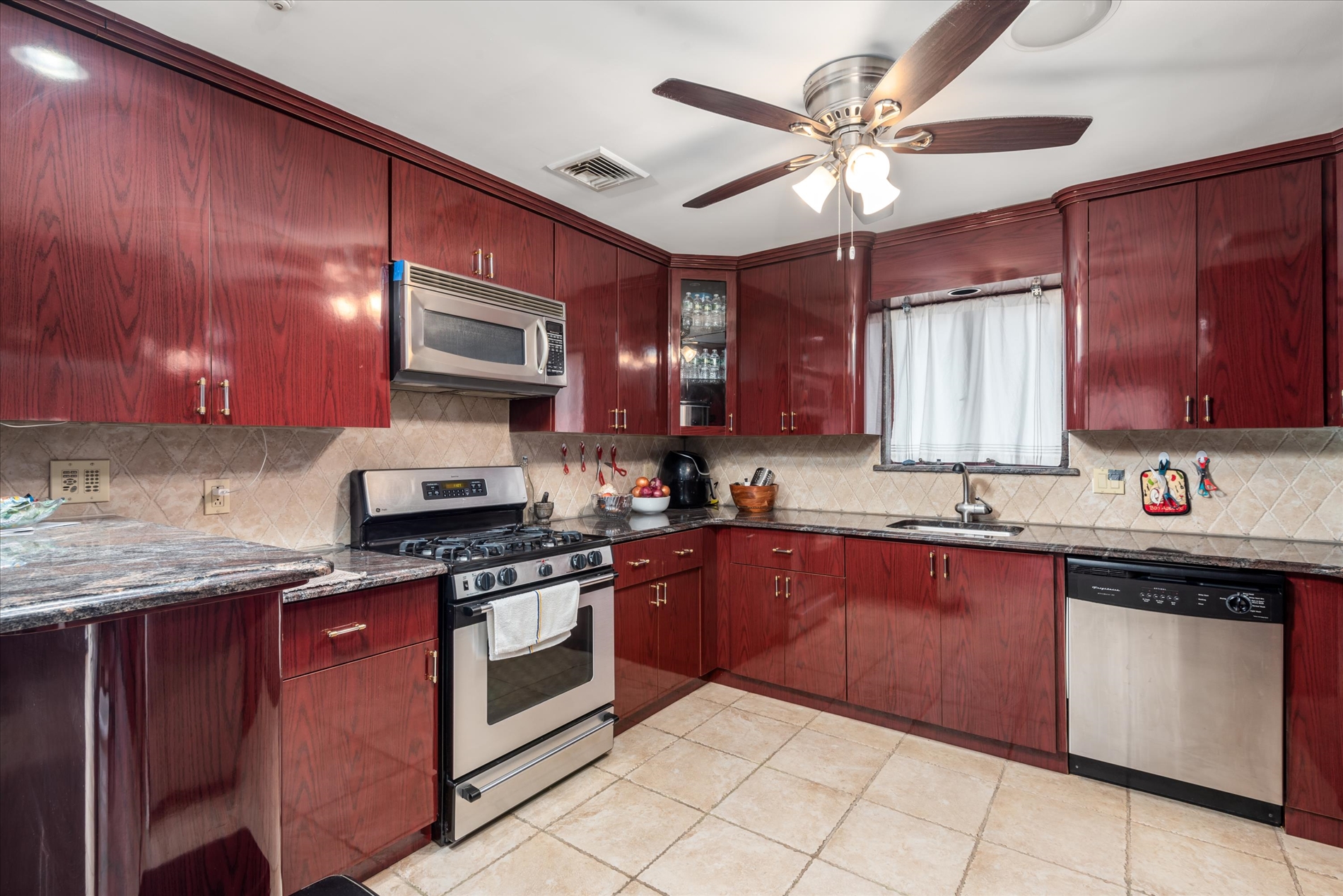 Howard Beach, New York, 11414, United States, 5 Bedrooms Bedrooms, ,4 BathroomsBathrooms,Residential,For Sale,1941286