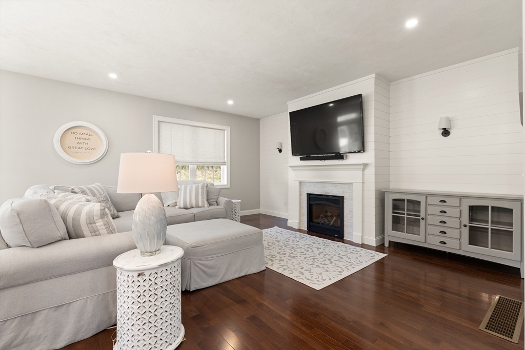 Littleton, Massachusetts, 01460, United States, 2 Bedrooms Bedrooms, ,2 BathroomsBathrooms,Residential,For Sale,1941973