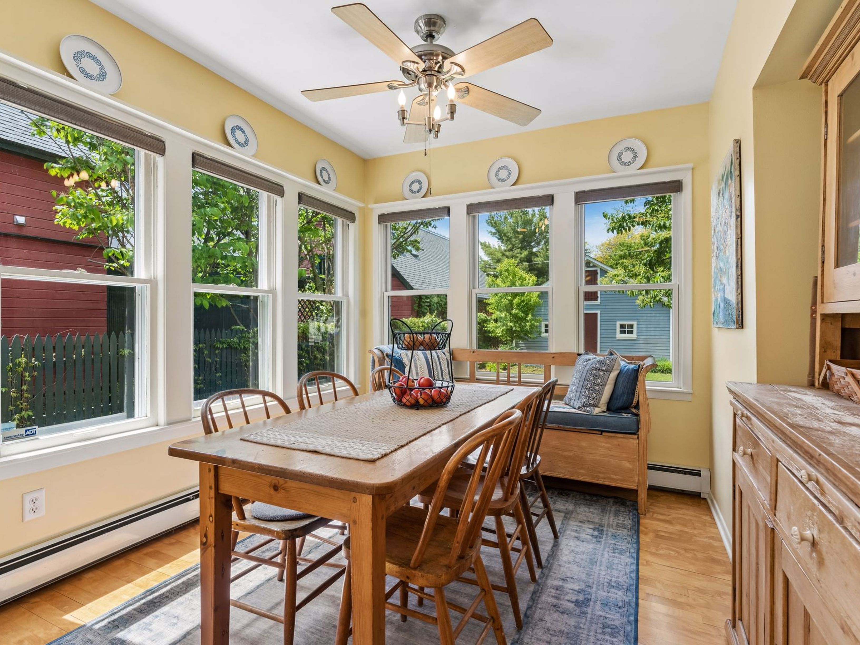  Historic Lakeside Retreat with Sunrooms and Timeless Charm - 物件實景
