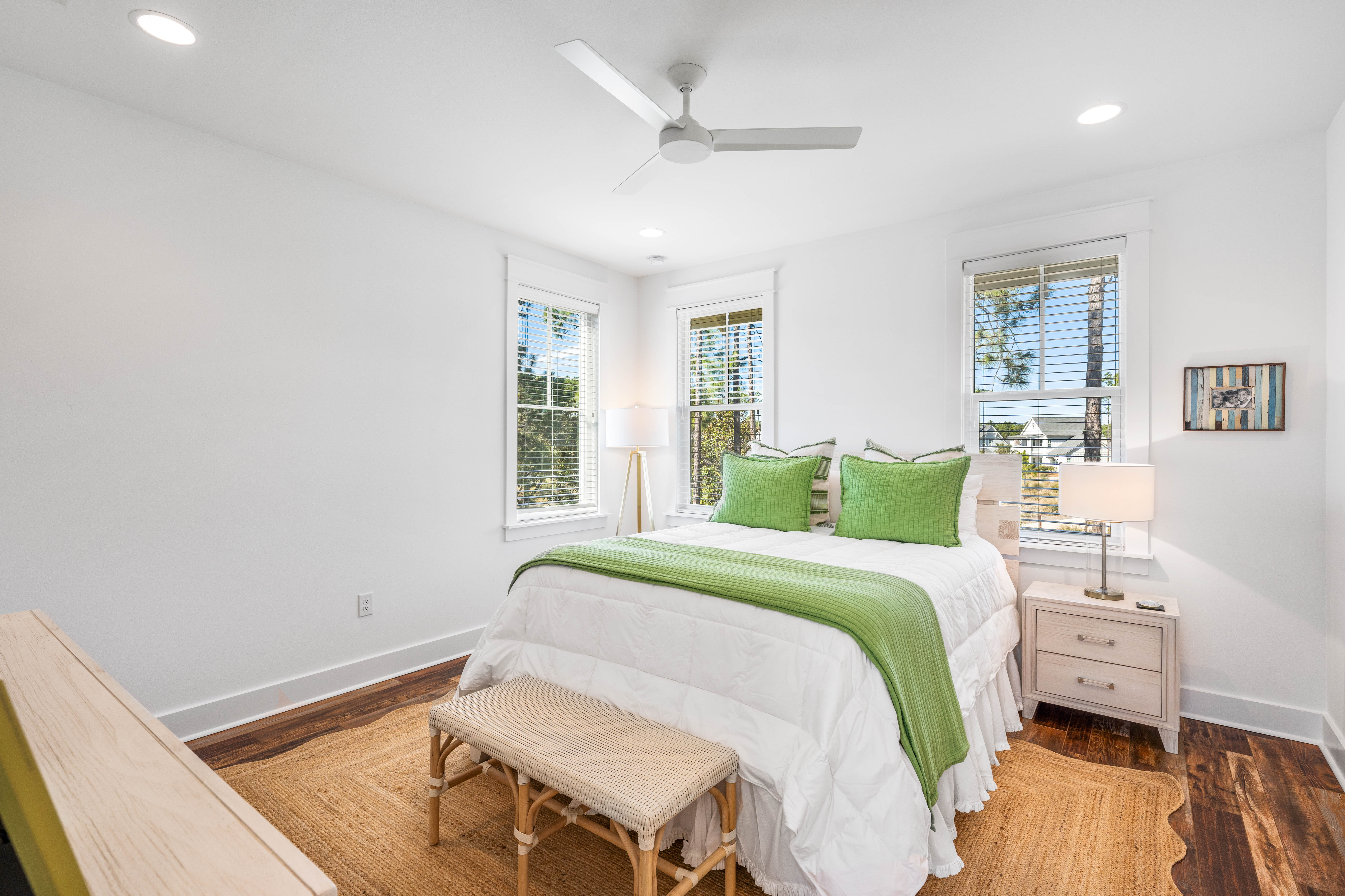  Oversized Corner Lot Home with Carriage House, Screened Porch & Fenced Yard - 物件實景
