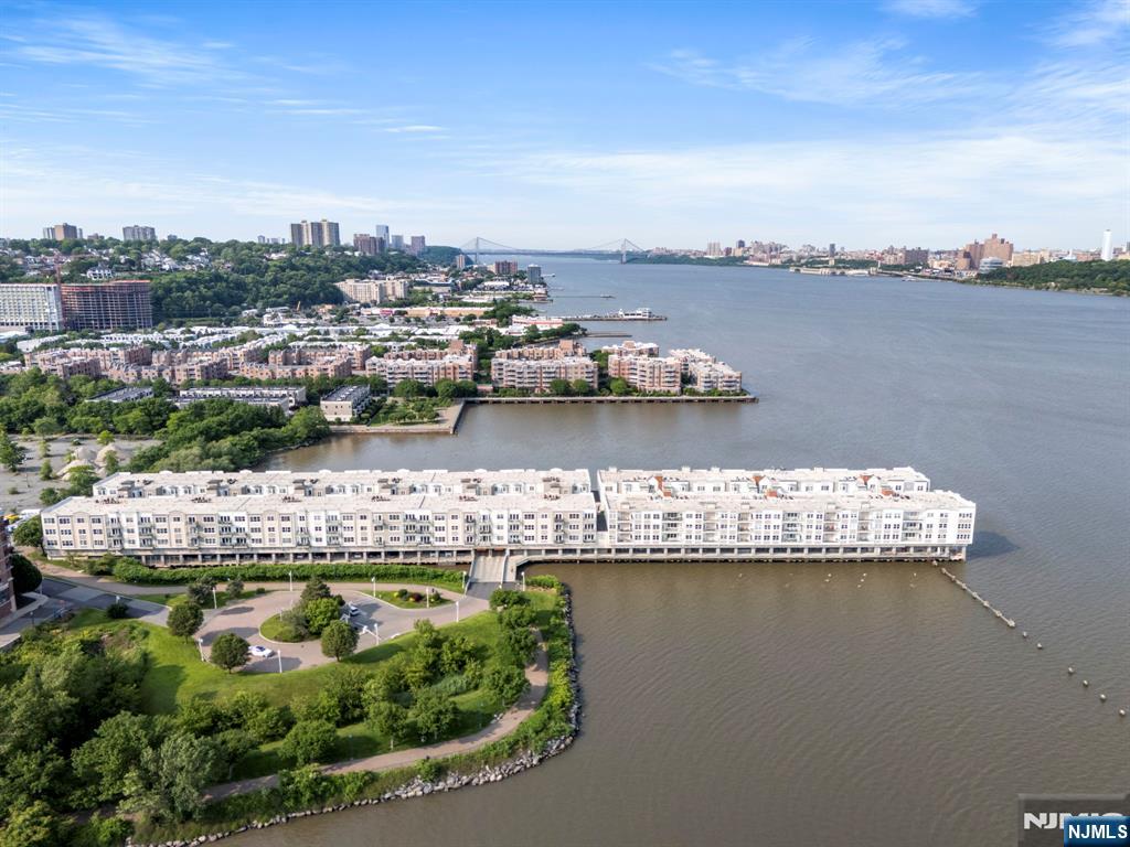 Edgewater, New Jersey, 07020, United States, 2 Bedrooms Bedrooms, ,2 BathroomsBathrooms,Residential,For Sale,1934539