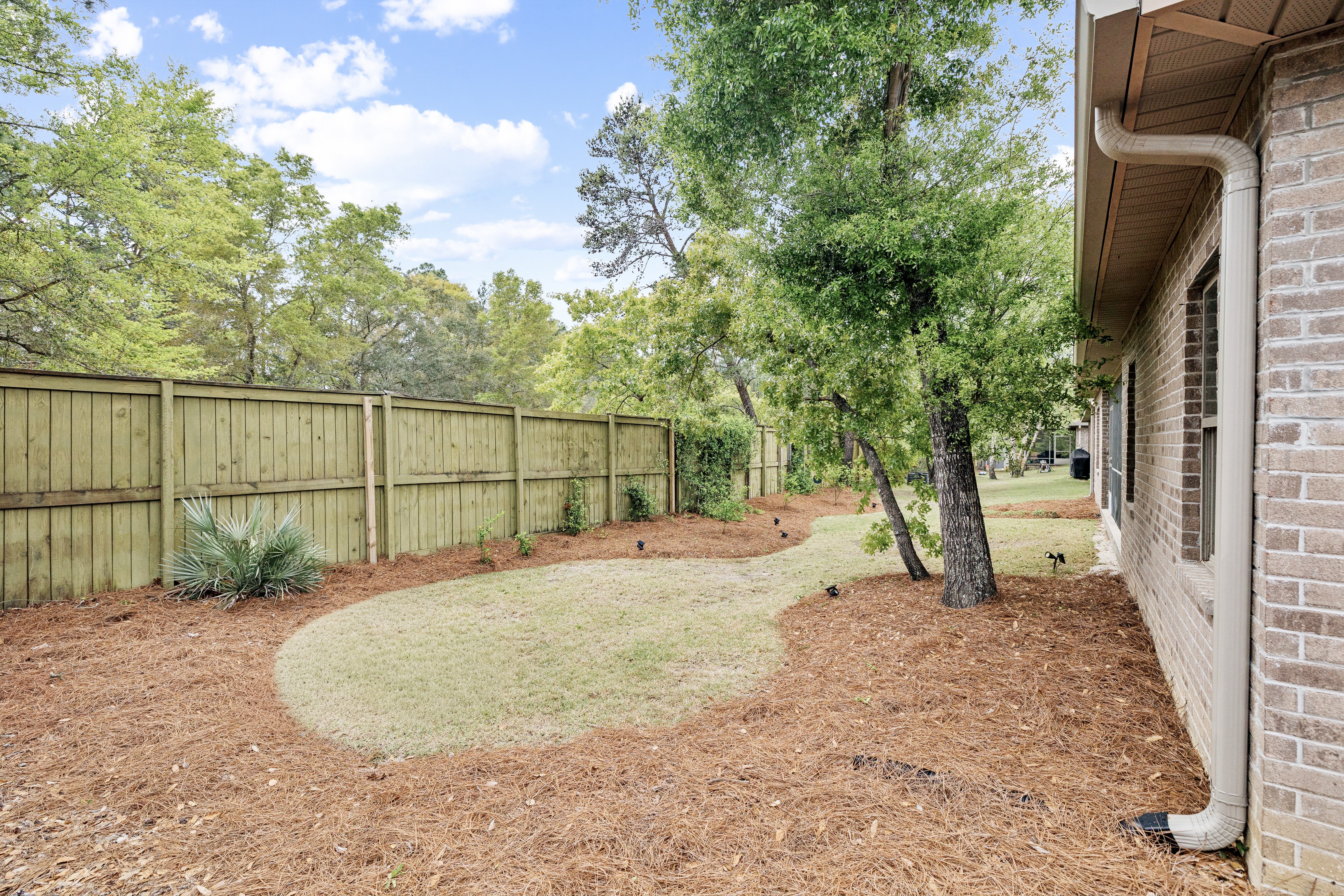  Immaculate, Spacious Single-Level Living Home with Screened Outdoor Living - 物件實景