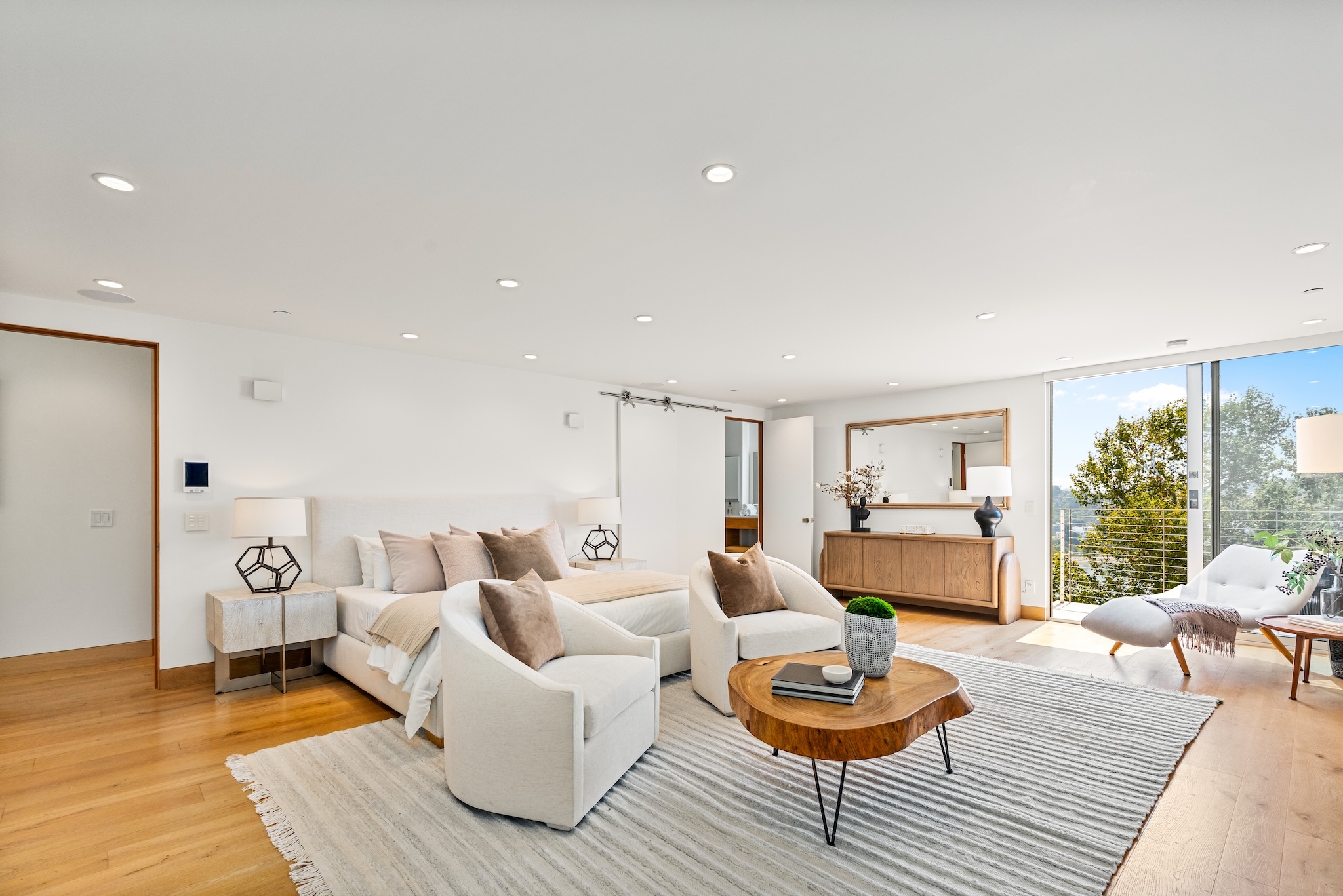  2129 Redcliff St - 物件實景