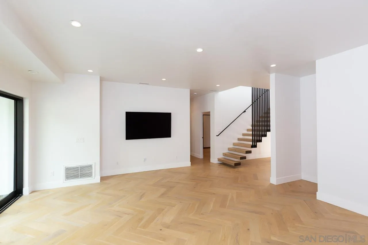 La Jolla, California, 92037, United States, 4 Bedrooms Bedrooms, ,3 BathroomsBathrooms,Residential,For Sale,1992074