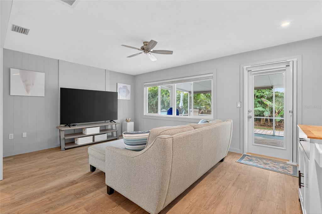 Sarasota, Florida, 34239, United States, 3 Bedrooms Bedrooms, ,2 BathroomsBathrooms,Residential,For Sale,1991192