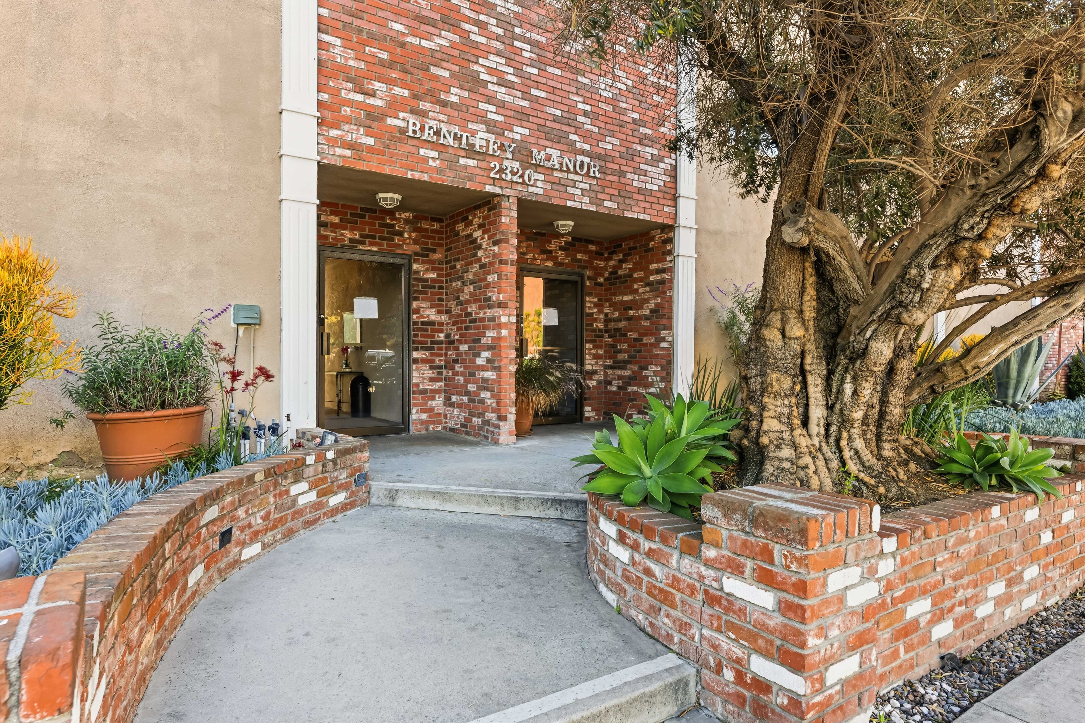  2320 S Bentley Ave - 物件實景