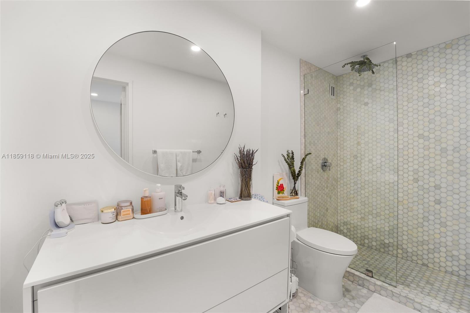 Miami Beach, Florida, 33139, United States, 1 Bedroom Bedrooms, ,1 BathroomBathrooms,Residential,For Sale,1918508