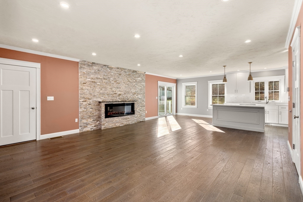 Mendon, Massachusetts, 01756, United States, 3 Bedrooms Bedrooms, ,3 BathroomsBathrooms,Residential,For Sale,1996040