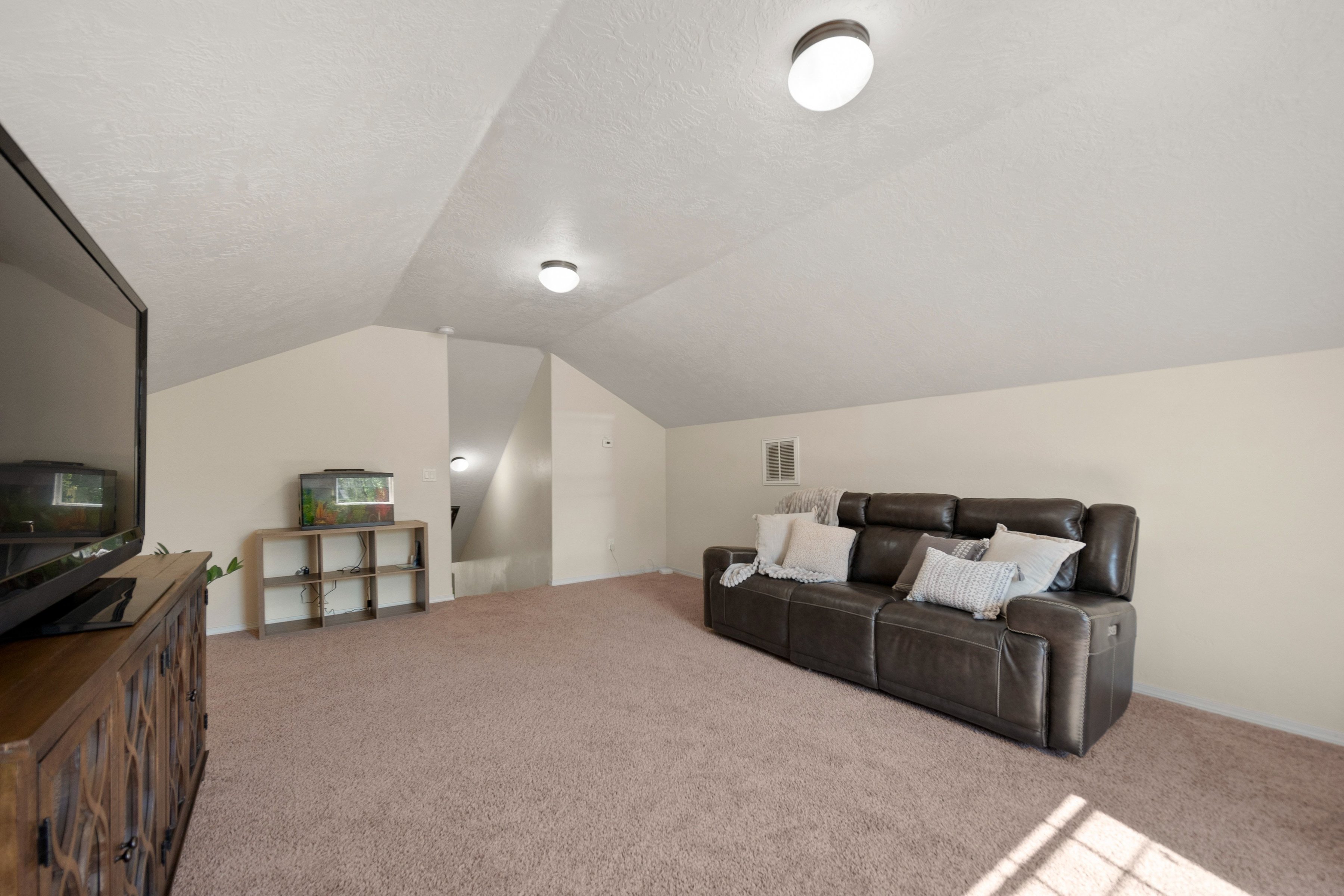  Single-Level Living with Bonus Room and 33’ RV Bay - 物件實景