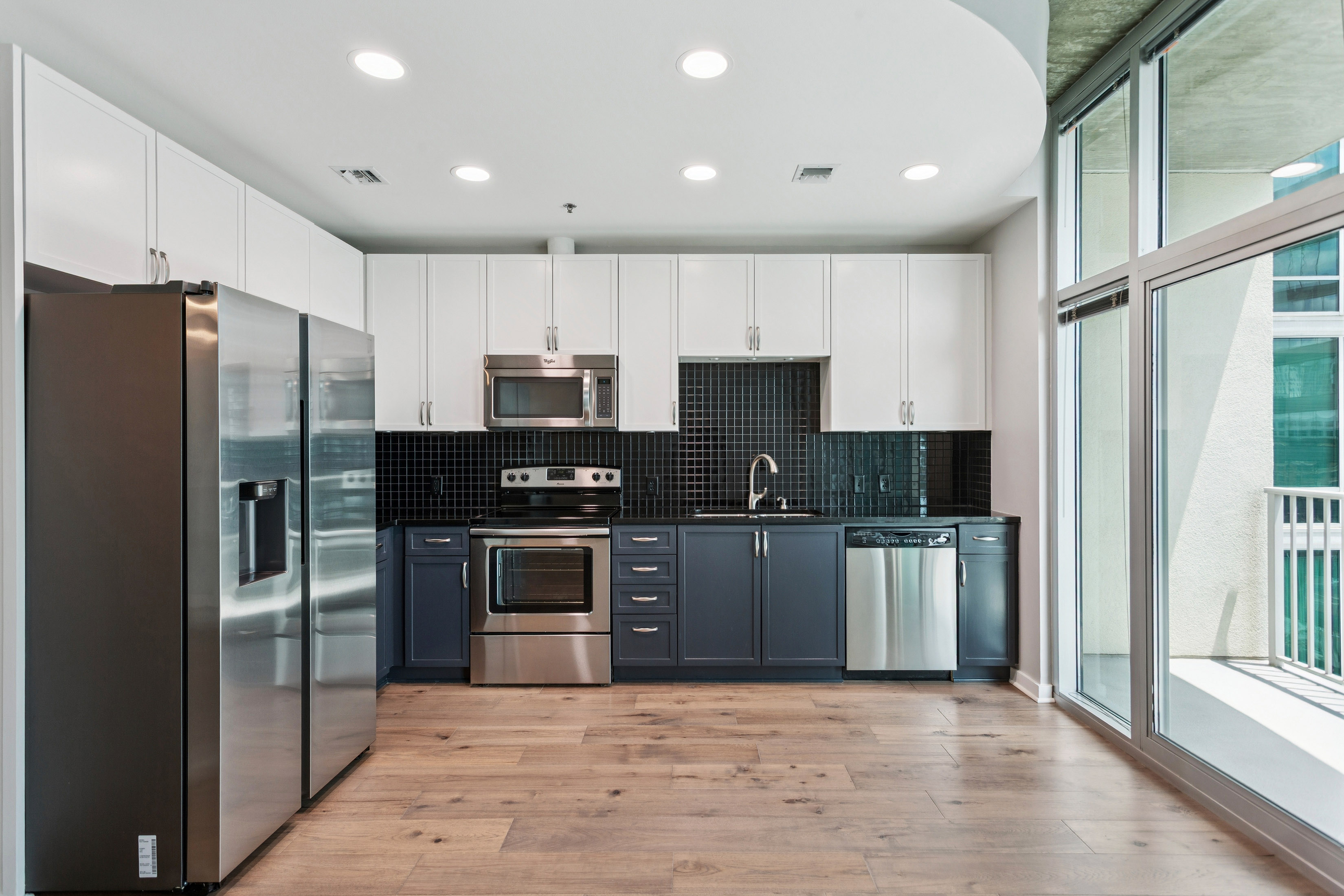  Updated Midtown Condo with Floor-To-Ceiling Windows - 物件實景