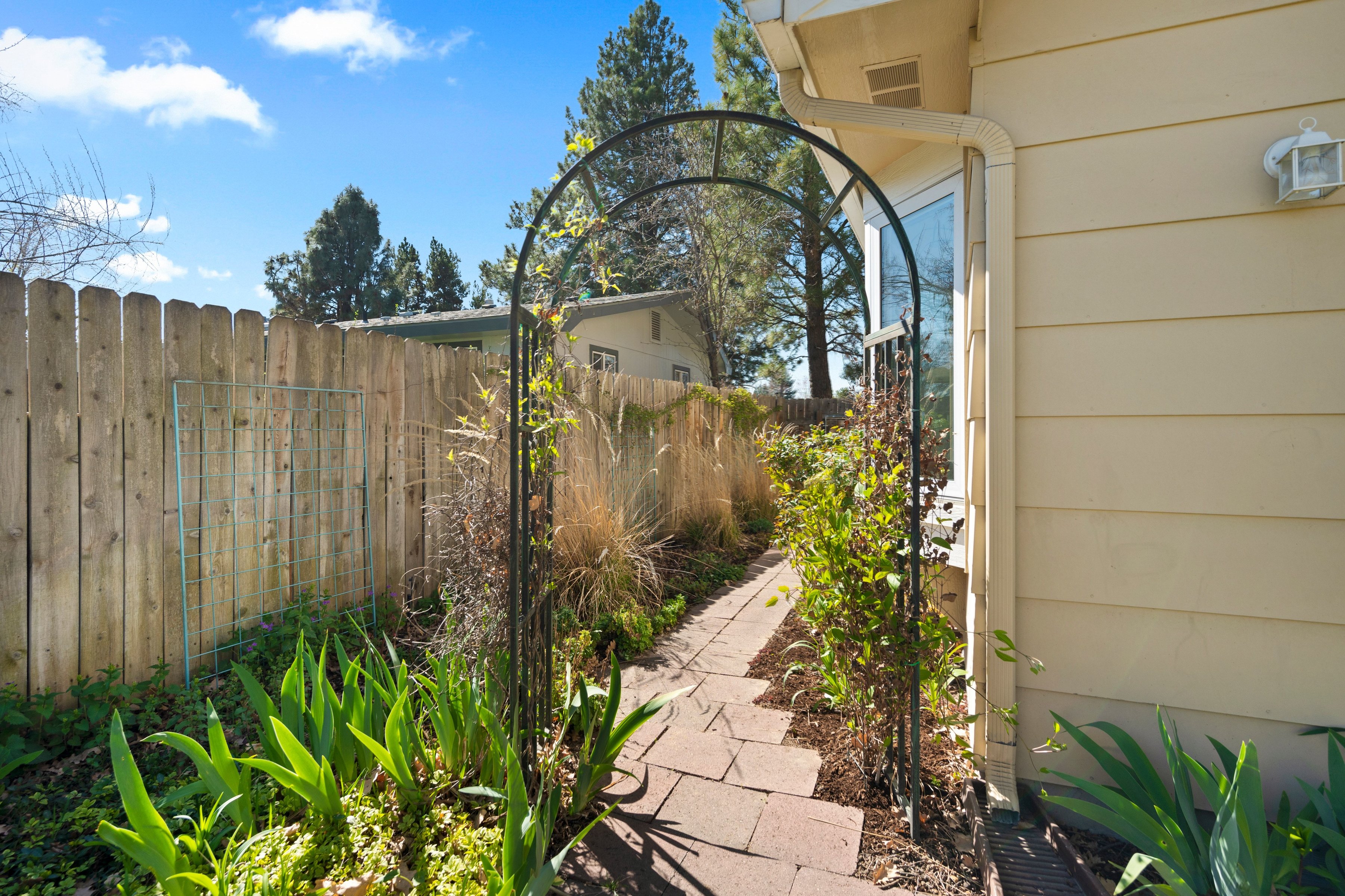  Timeless Mid-Century Design with Sunroom Living and Garden Oasis - 物件實景