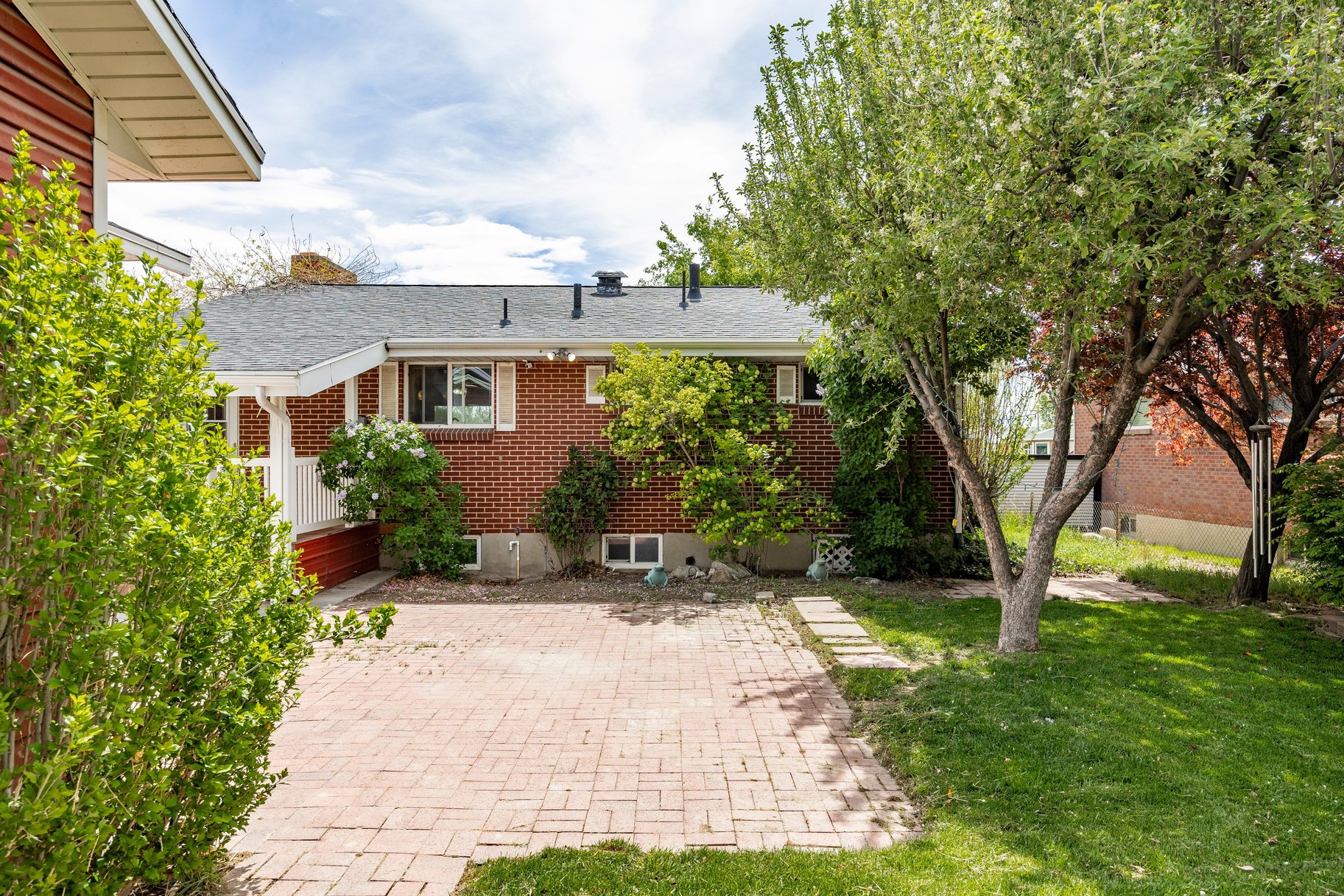  Charming Home with Detached Garage - 物件實景