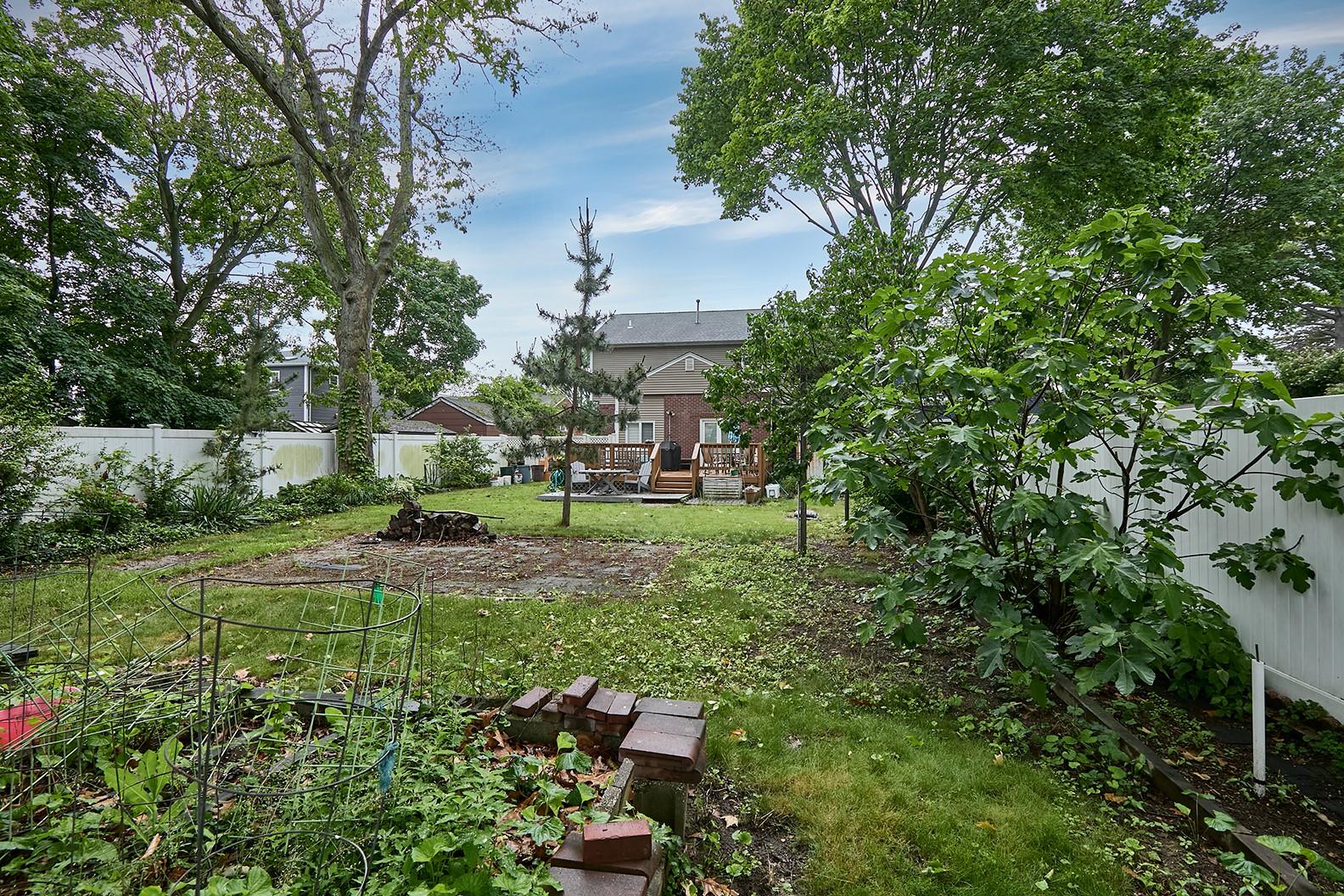Merrick, New York, 11566, United States, 4 Bedrooms Bedrooms, ,2 BathroomsBathrooms,Residential,For Sale,1923596