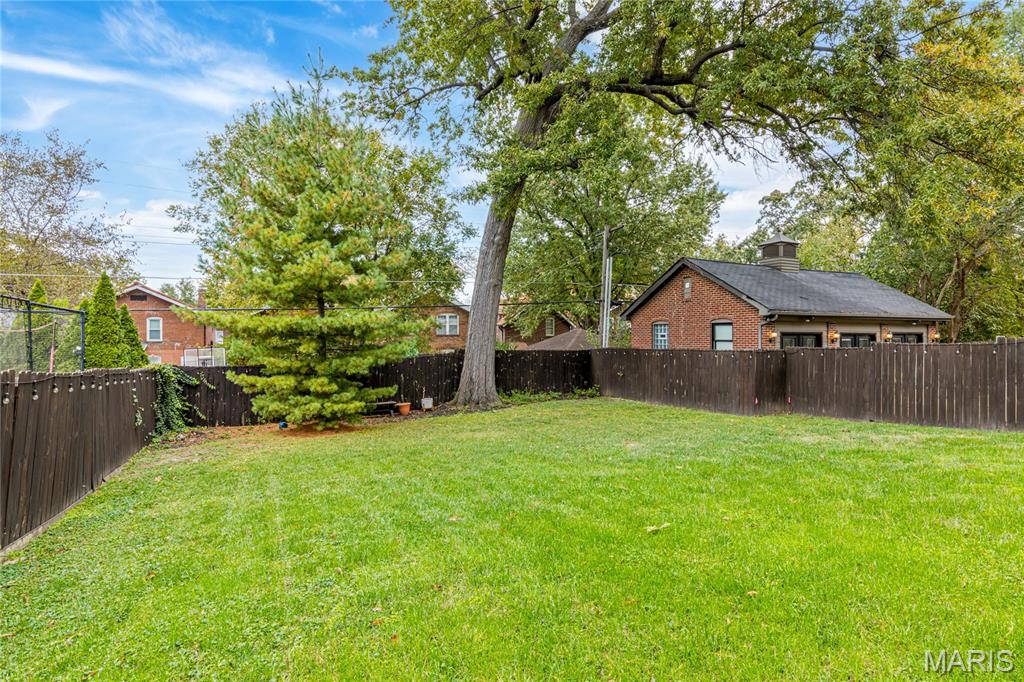 University City, Missouri, 63105, United States, 4 Bedrooms Bedrooms, ,5 BathroomsBathrooms,Residential,For Sale,1989585