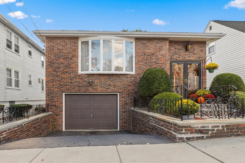 Everett, Massachusetts, 02149, United States, 3 Bedrooms Bedrooms, ,2 BathroomsBathrooms,Residential,For Sale,1937012