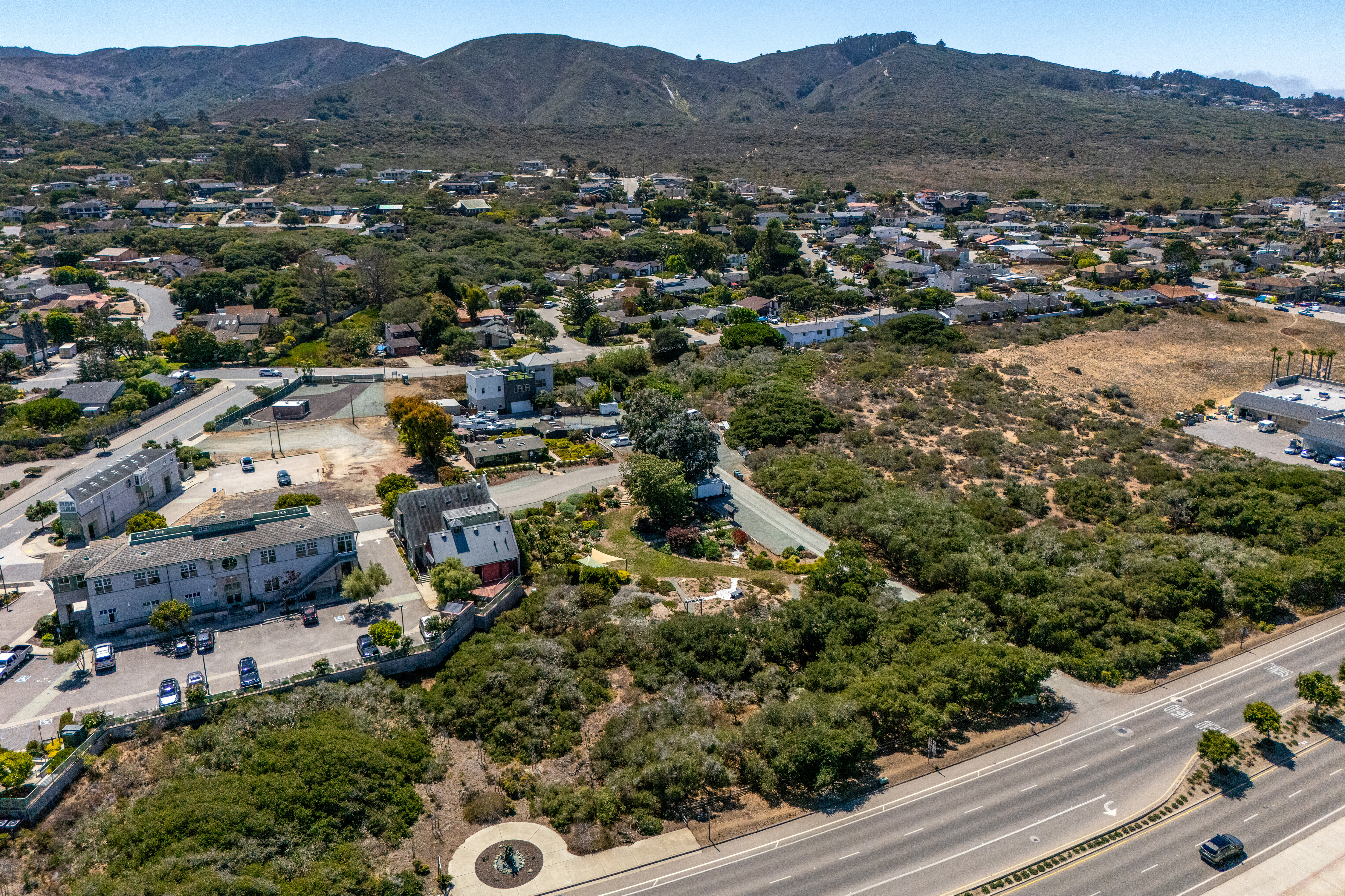  A Rare Coastal Offering: Luxury Living and Income-Generating Opportunity - 物件實景