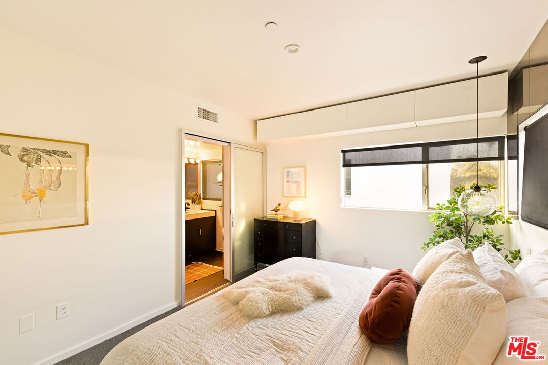 Los Angeles, California, 90038, United States, 2 Bedrooms Bedrooms, ,2 BathroomsBathrooms,Residential,For Sale,1917105