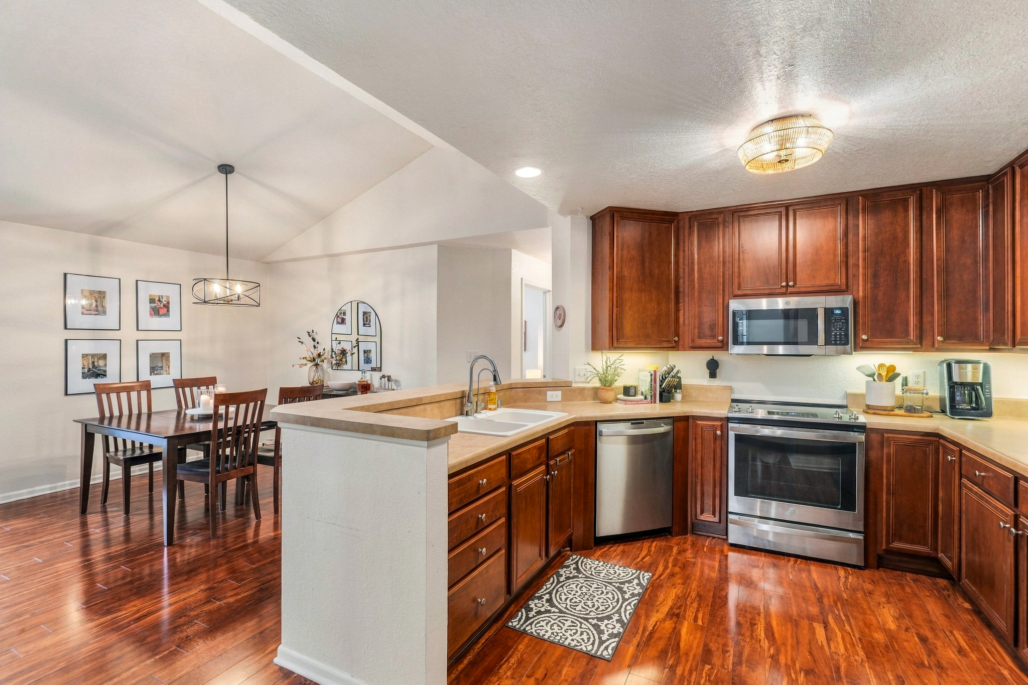  Pewaukee Condo with Scenic Pond Views & Resort Amenities - 物件實景