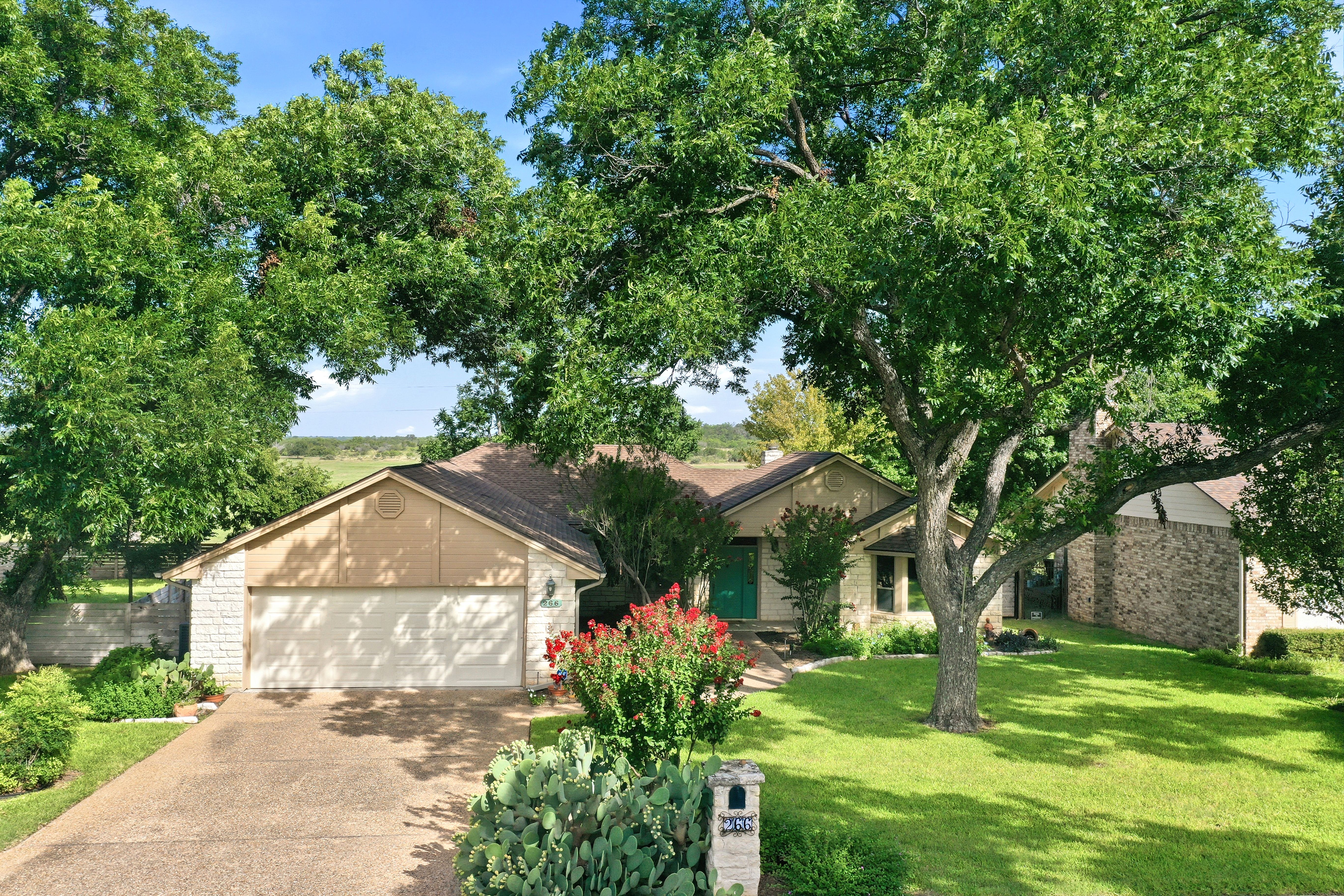  Gated Golf & Lake Community Home in Meadowlakes  Backs to Ranch - 物件實景