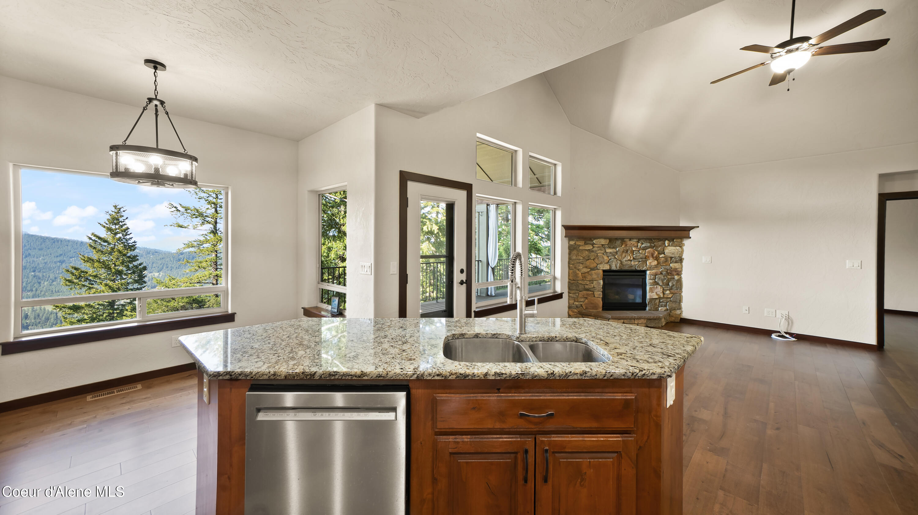 Coeur d'Alene, Idaho, 83814, United States, 3 Bedrooms Bedrooms, ,3 BathroomsBathrooms,Residential,For Sale,1980356