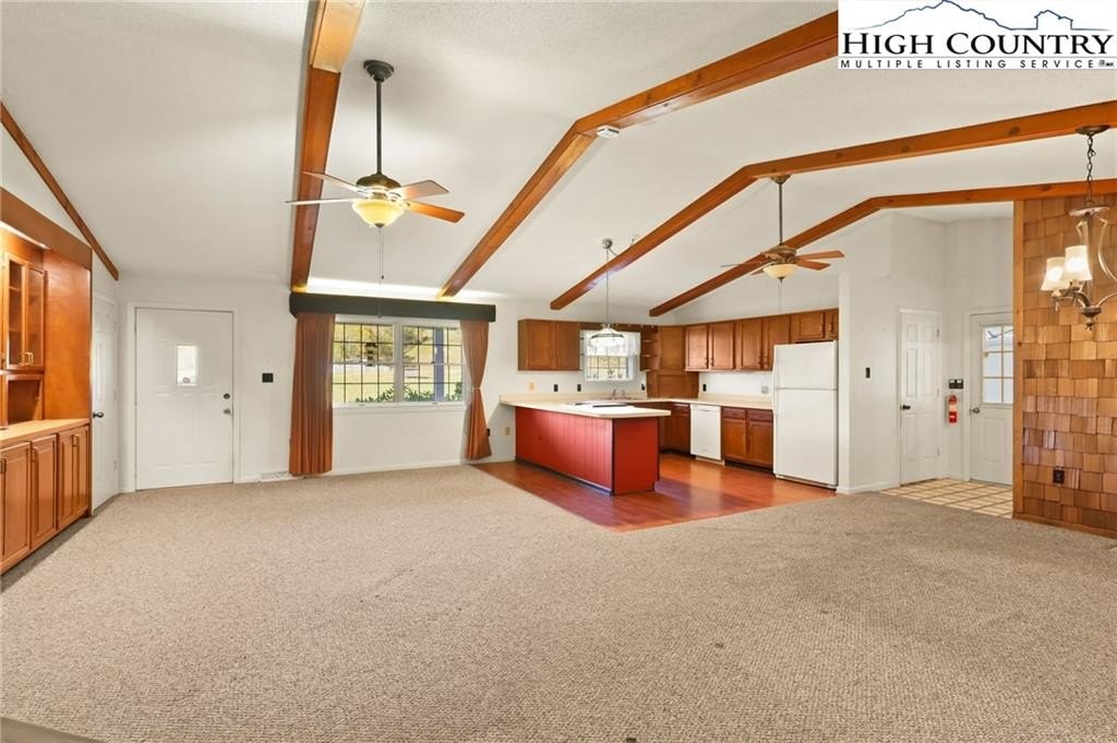 Banner Elk, North Carolina, 28604, United States, 2 Bedrooms Bedrooms, ,2 BathroomsBathrooms,Residential,For Sale,1977010