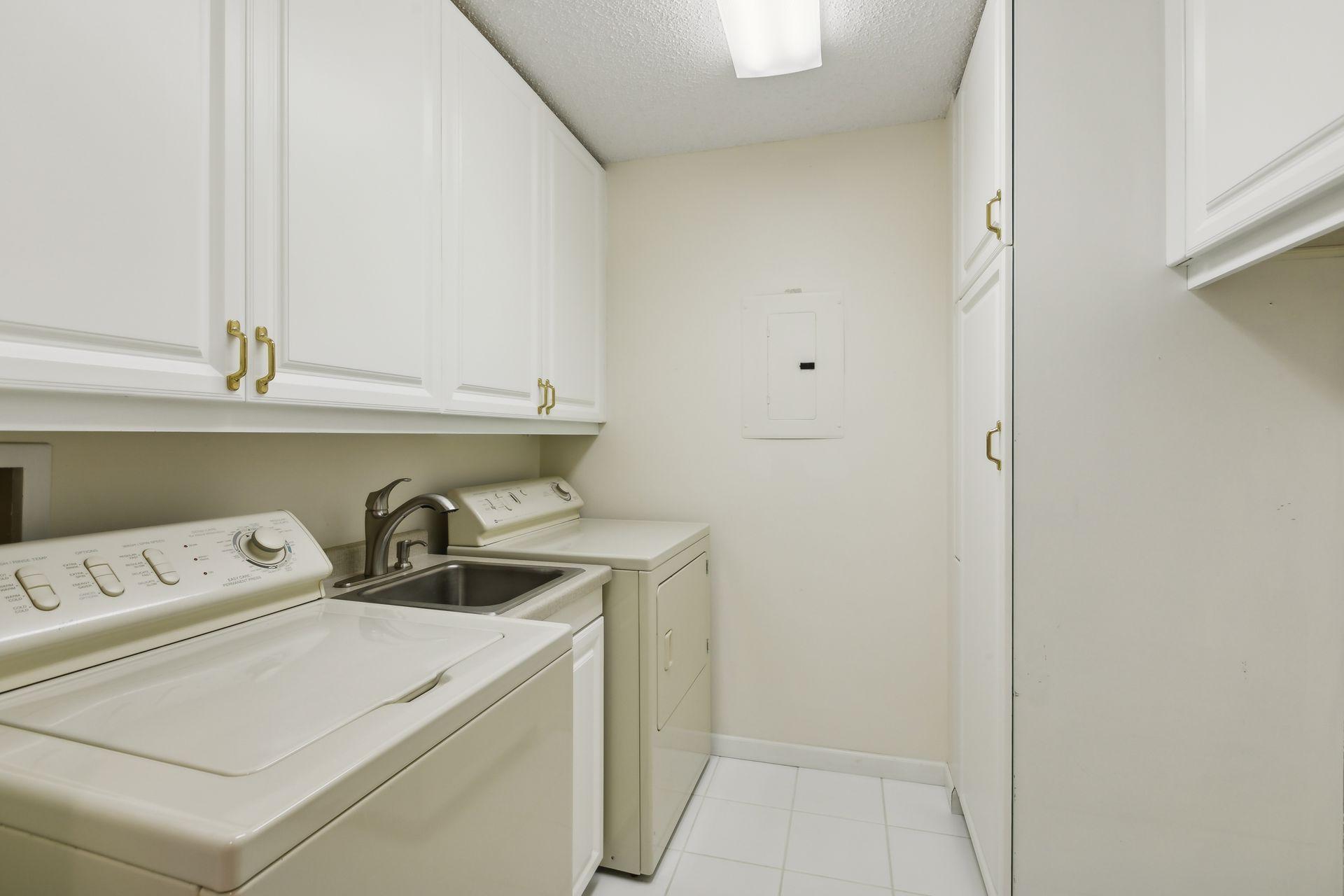 Minneapolis, Minnesota, 55403, United States, 2 Bedrooms Bedrooms, ,1 BathroomBathrooms,Residential,For Sale,1829145