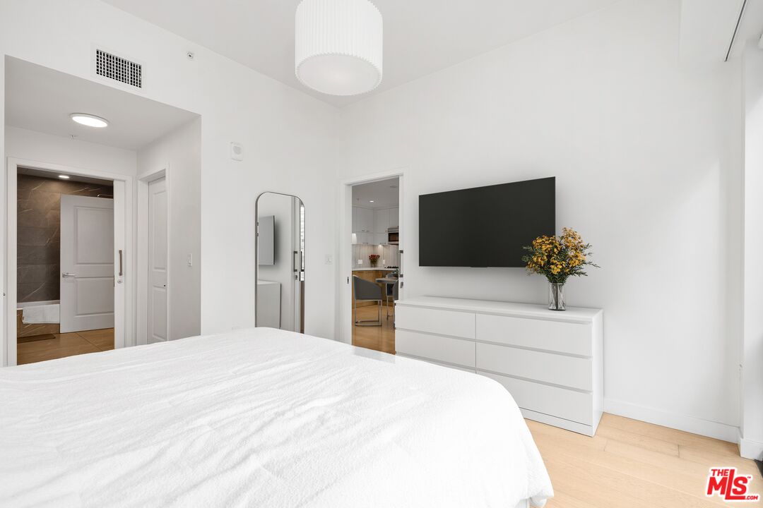 Los Angeles, California, 90013, United States, 1 Bedroom Bedrooms, ,1 BathroomBathrooms,Residential,For Sale,1995837