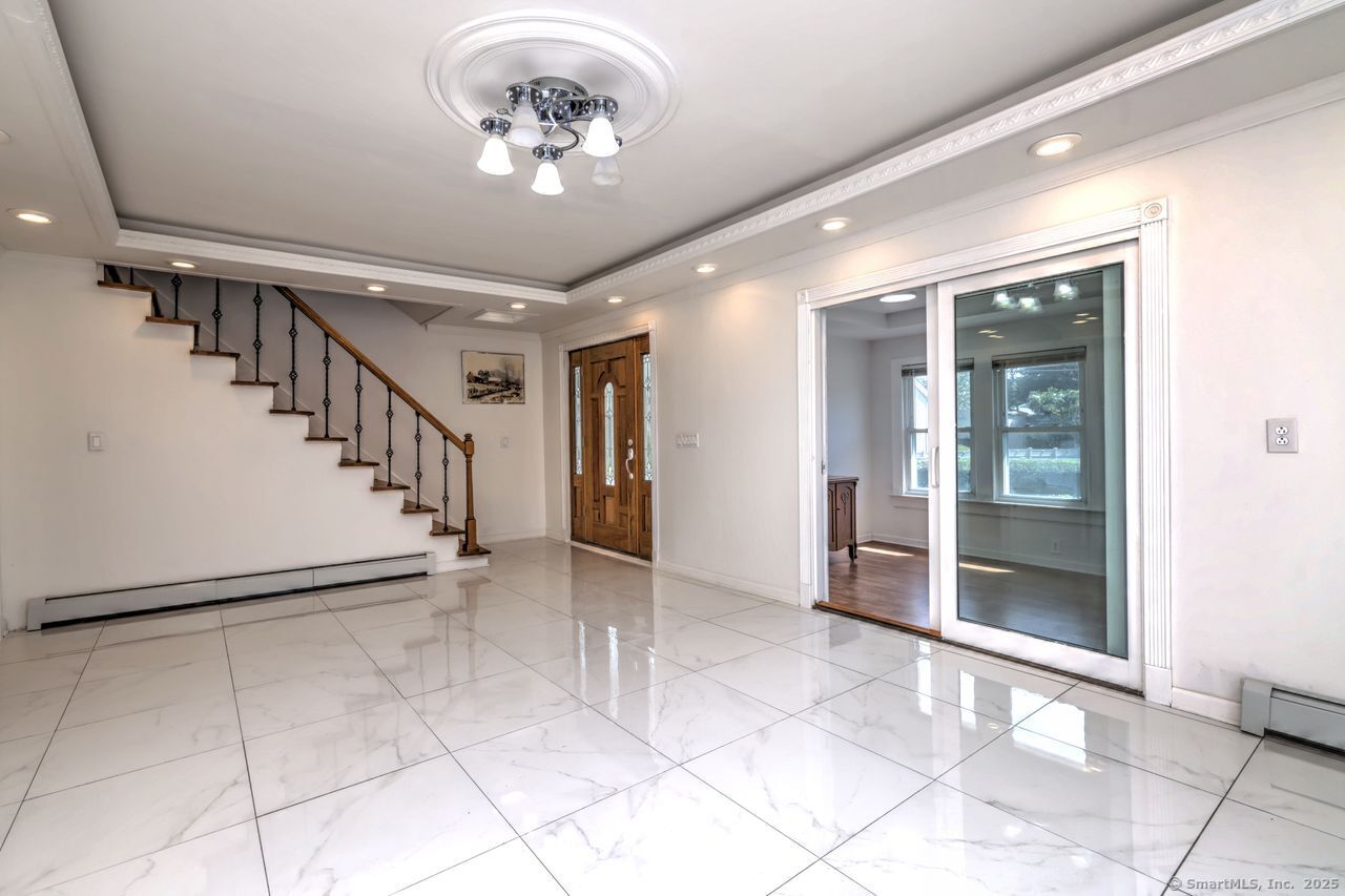 Milford, Connecticut, 06461, United States, 5 Bedrooms Bedrooms, ,2 BathroomsBathrooms,Residential,For Sale,1949907