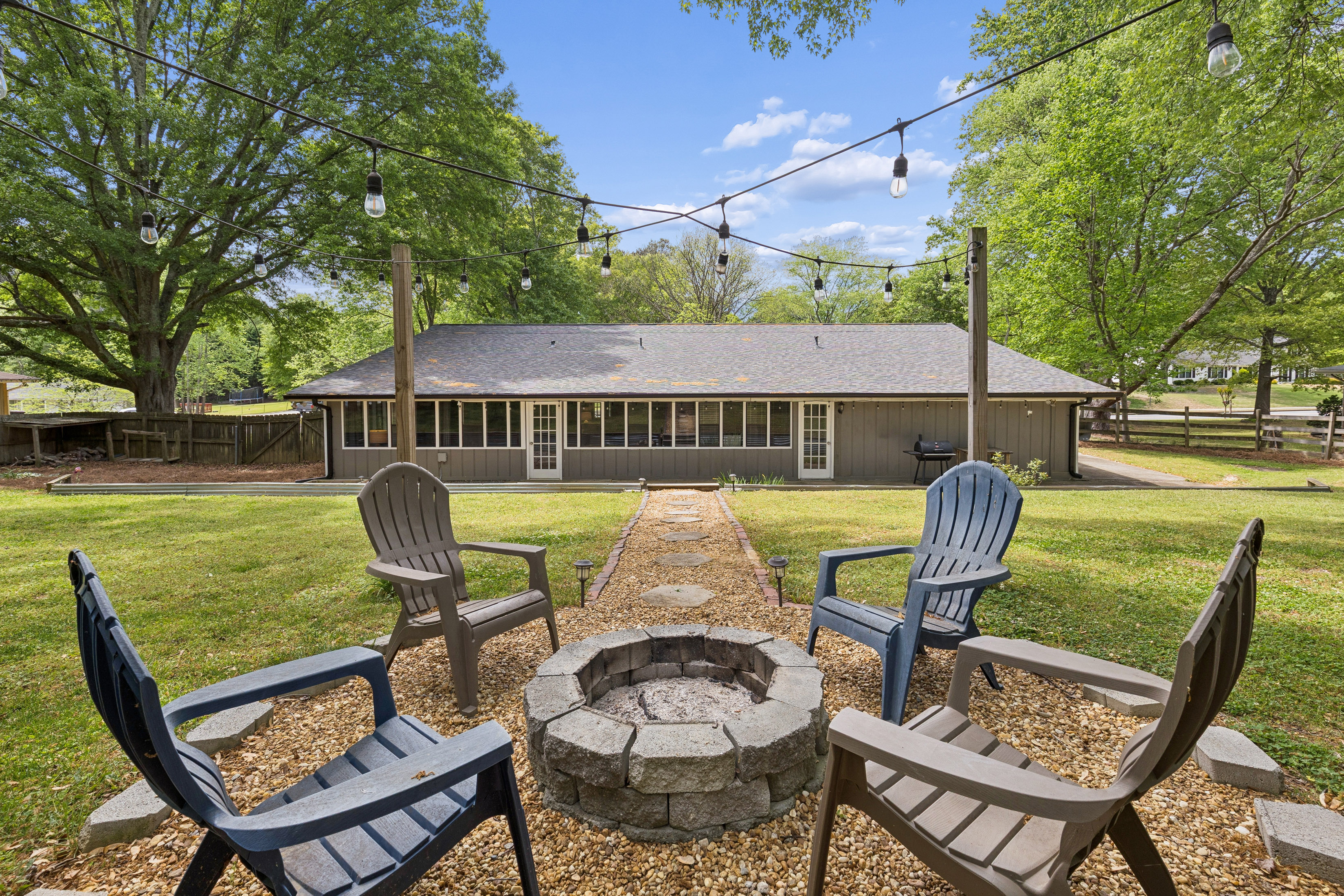  Spacious Ranch with Backyard Retreat in Powder Springs - 物件實景