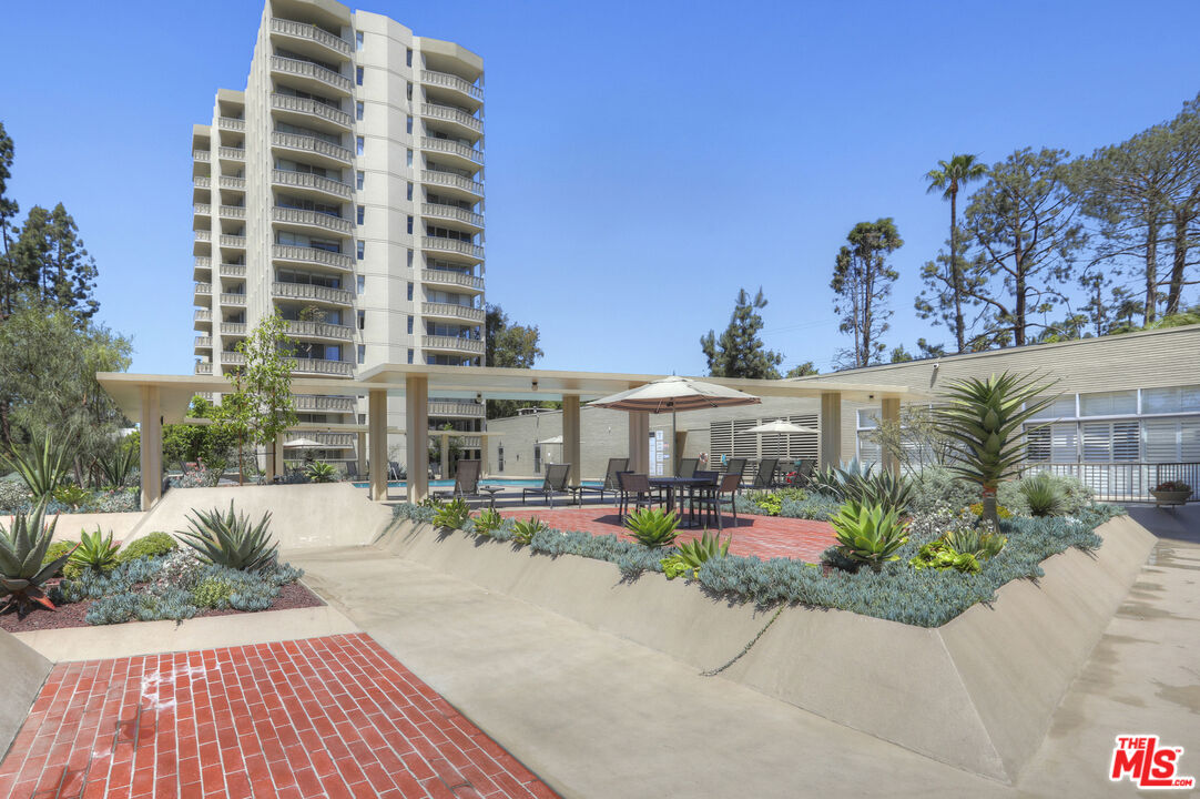 Los Angeles, California, 90027, United States, 1 Bedroom Bedrooms, ,1 BathroomBathrooms,Residential,For Sale,1913700