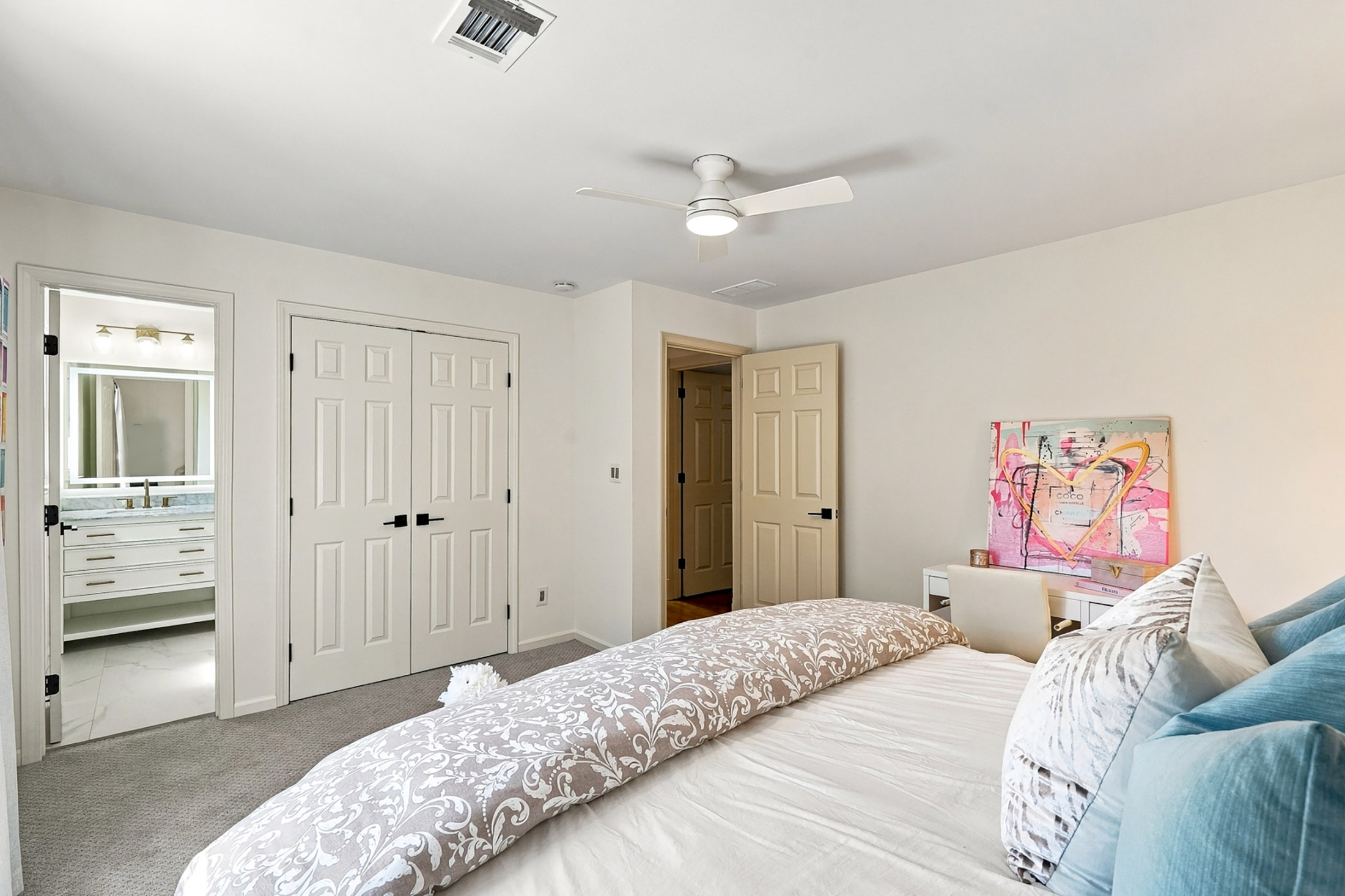  Classic Colonial Charm Meets Beautifully Updated Interiors - 物件實景