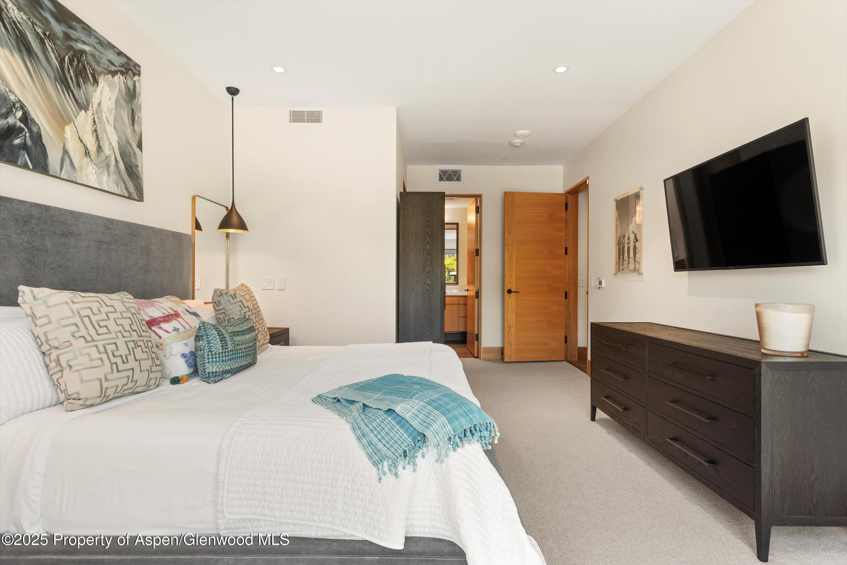 Snowmass Village, Colorado, 81615, United States, 3 Bedrooms Bedrooms, ,3 BathroomsBathrooms,Residential,For Sale,1997105