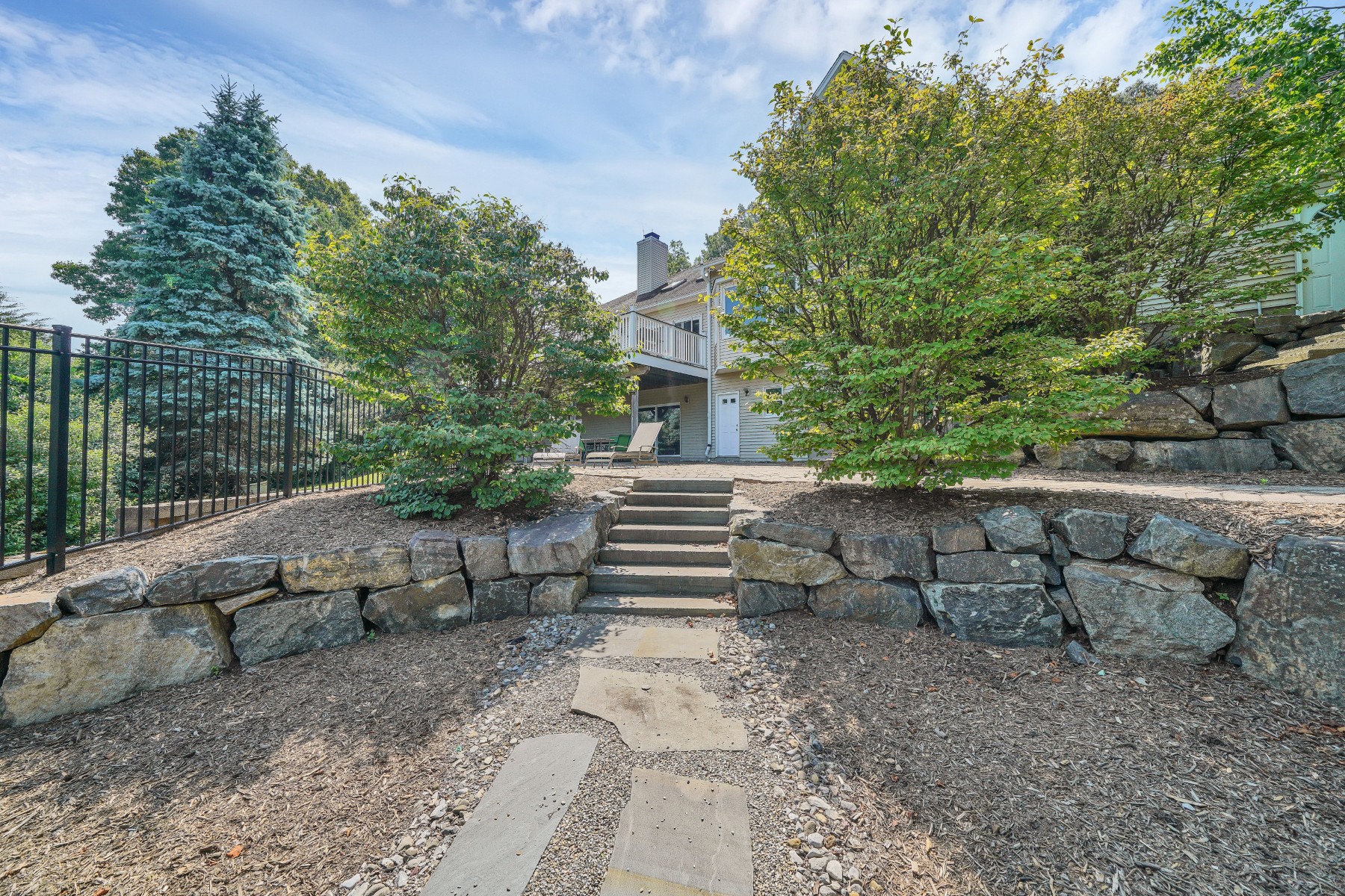  Custom Built Colonial Home with Mountain Views and Exceptional Outdoor Setting - 物件實景