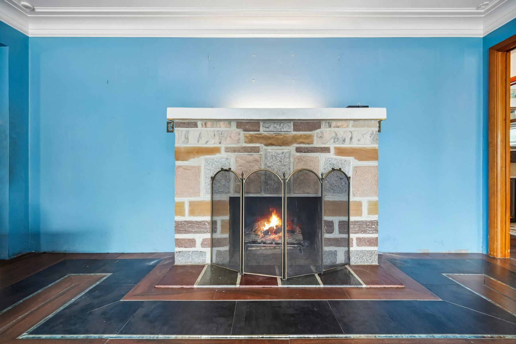  Charming Brick Ranch Home Ready for Your Vision - 物件實景