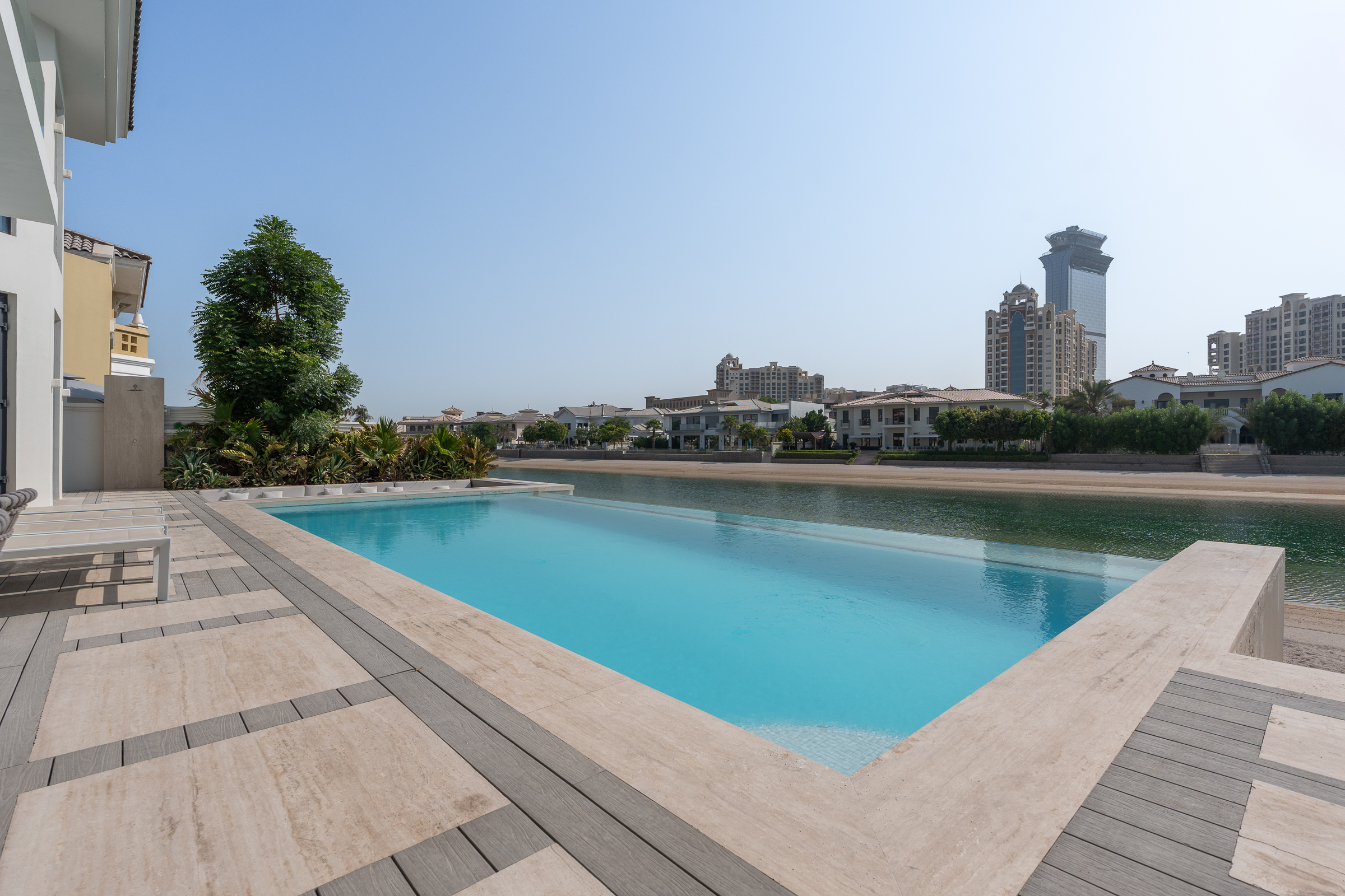  Upgraded Atrium Entry with Skyline View - 物件實景