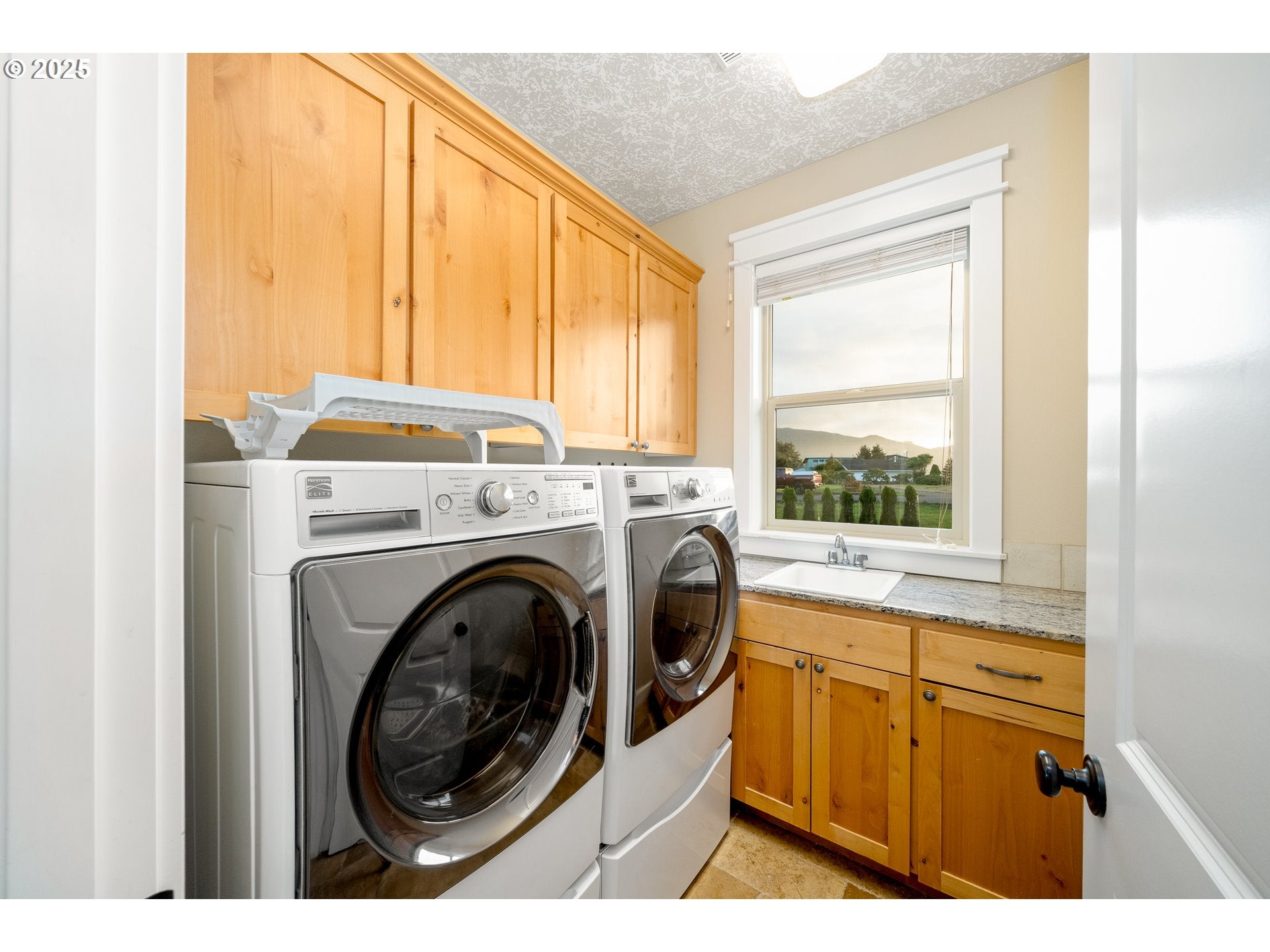 Tillamook, Oregon, 97141, United States, 3 Bedrooms Bedrooms, ,4 BathroomsBathrooms,Residential,For Sale,1998230