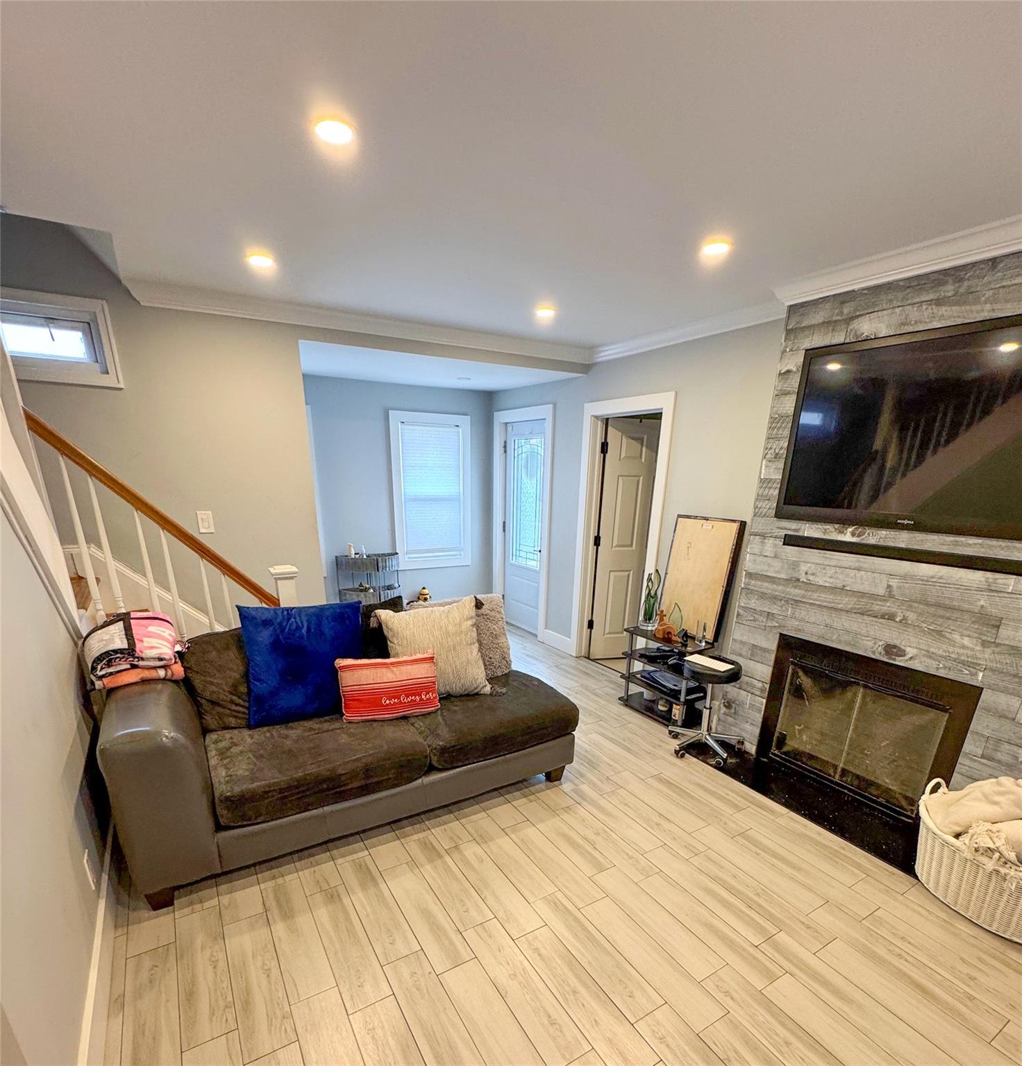 Lindenhurst, New York, 11757, United States, 3 Bedrooms Bedrooms, ,2 BathroomsBathrooms,Residential,For Sale,1921759