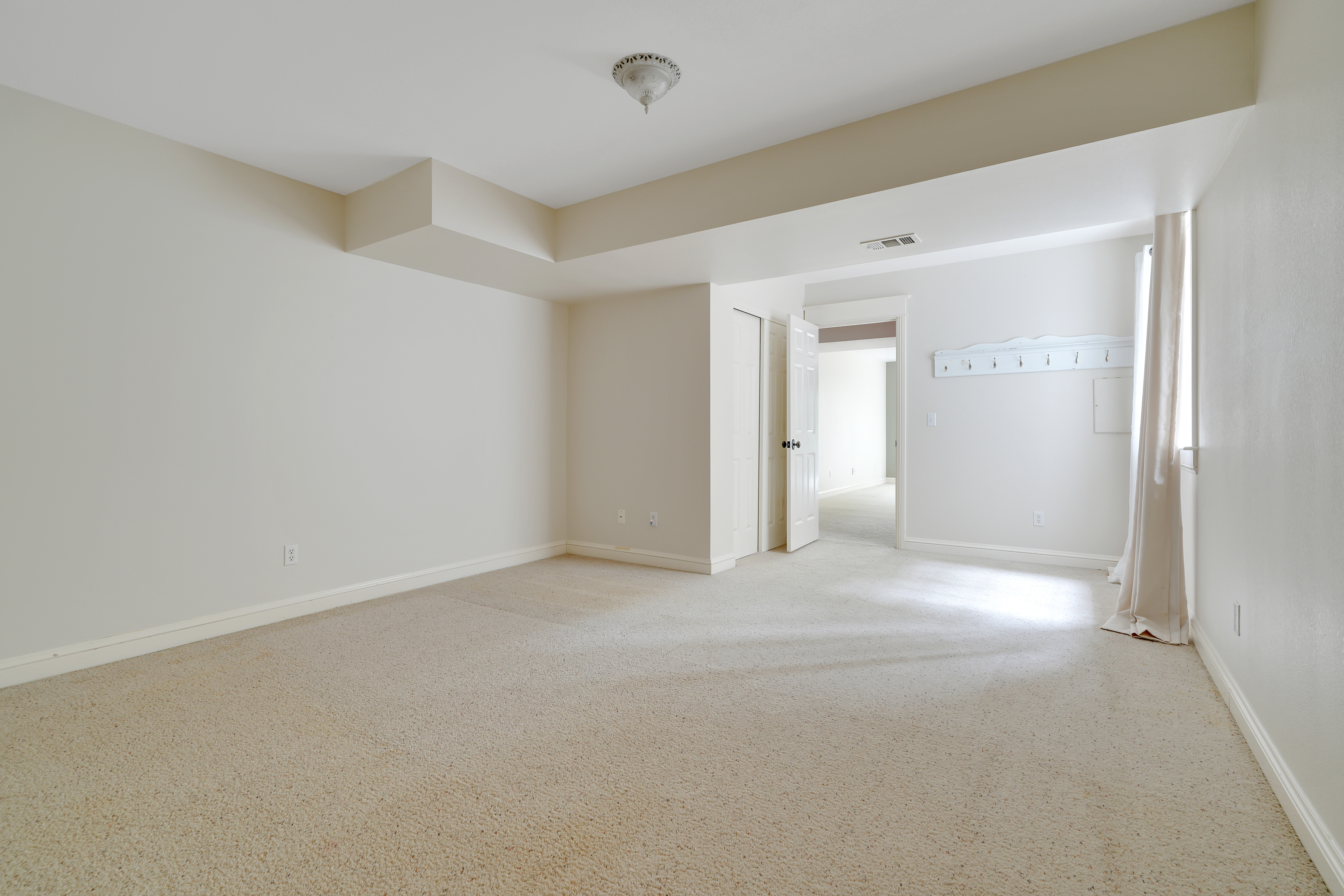  Custom Home with Vaulted Ceilings, Sauna and Wine Storage - 物件實景