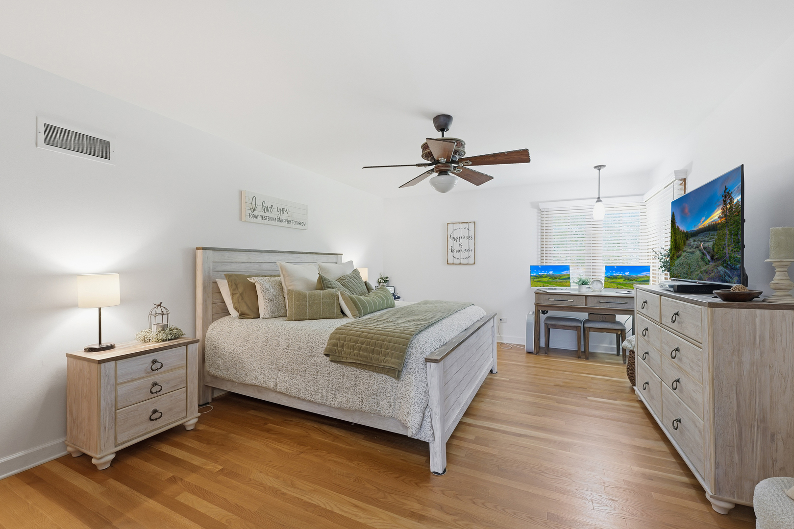 Crete, Illinois, 60417, United States, 4 Bedrooms Bedrooms, ,3 BathroomsBathrooms,Residential,For Sale,1989457