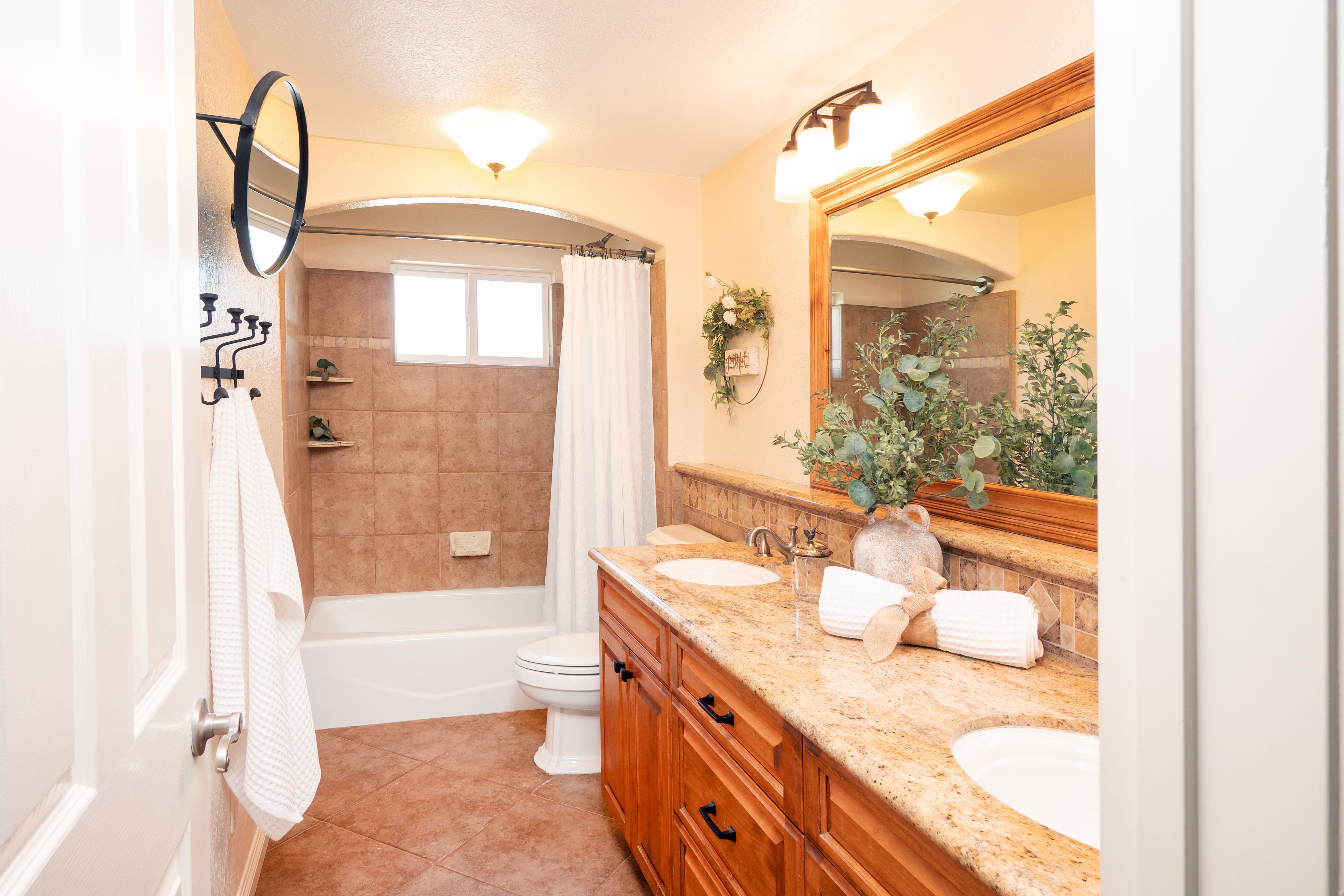  2372 Shadow Hill Drive, Riverside, CA 92506 - 物件實景