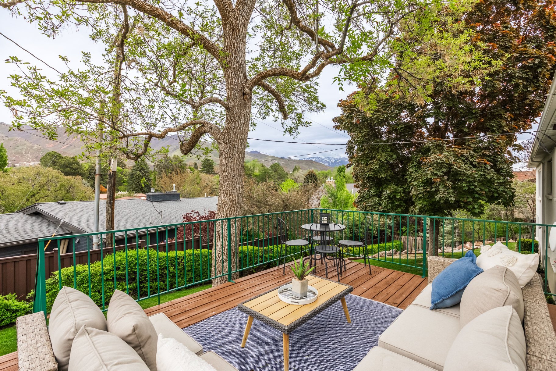  Elegant Contemporary Rambler in Sought After Neighborhood - 物件實景