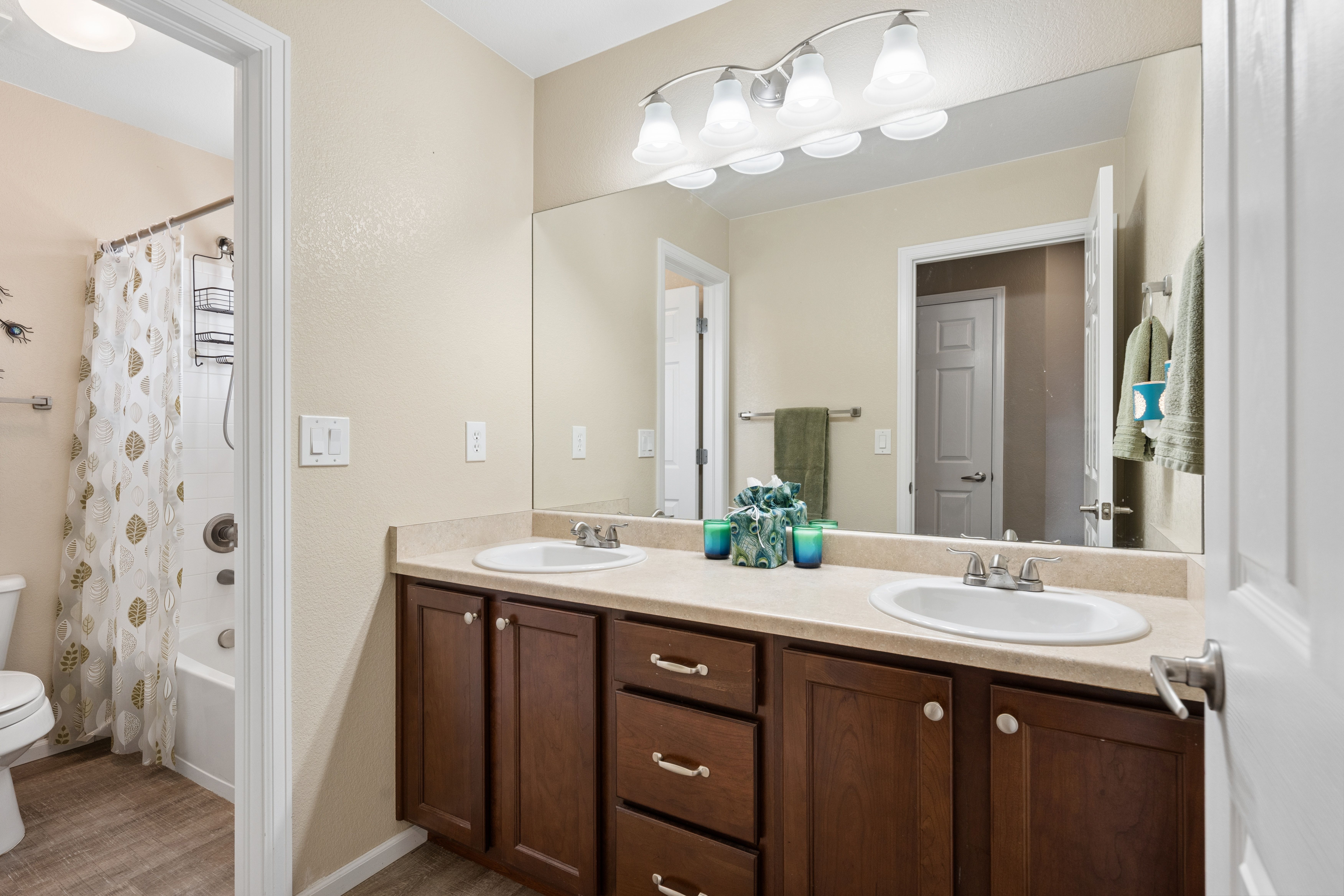  Beautiful Home Located in the Highly Desirable Haven at York Street Community - 物件實景