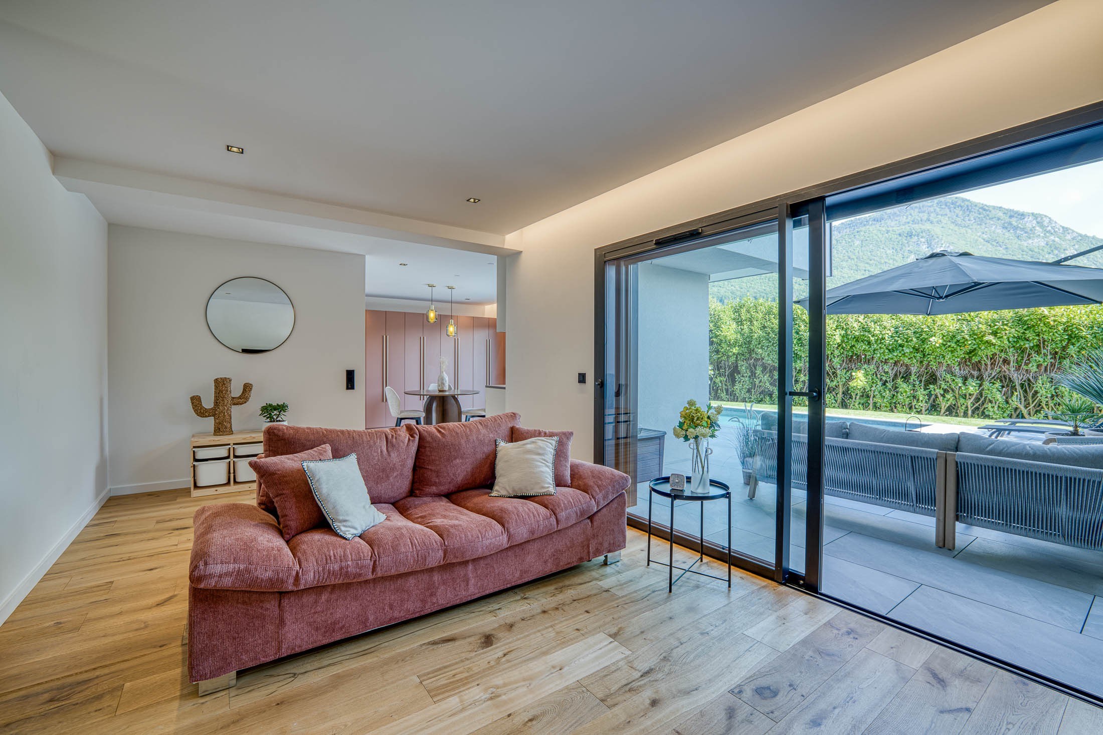  Modern villa with lake and mountain views - 物件實景