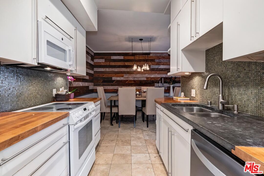 West Hollywood, California, 90069, United States, 2 Bedrooms Bedrooms, ,2 BathroomsBathrooms,Residential,For Sale,1819033