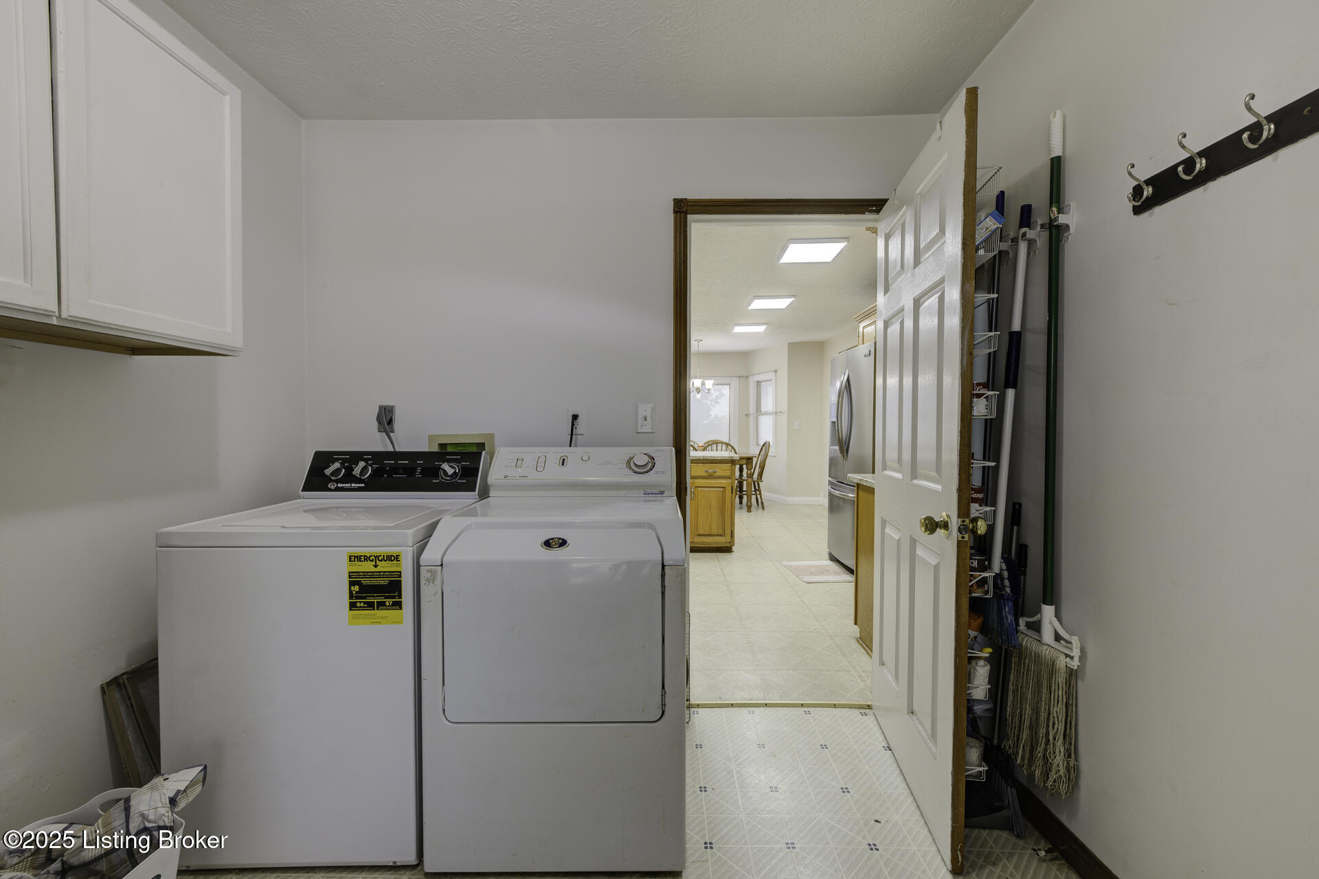 Bloomfield, Kentucky, 40008, United States, 3 Bedrooms Bedrooms, ,3 BathroomsBathrooms,Residential,For Sale,1968876