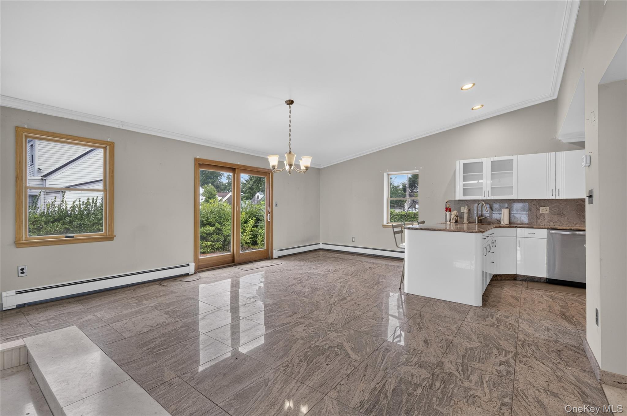  146 Longwood Avenue, Westbury, NY, 11590 - 物件實景