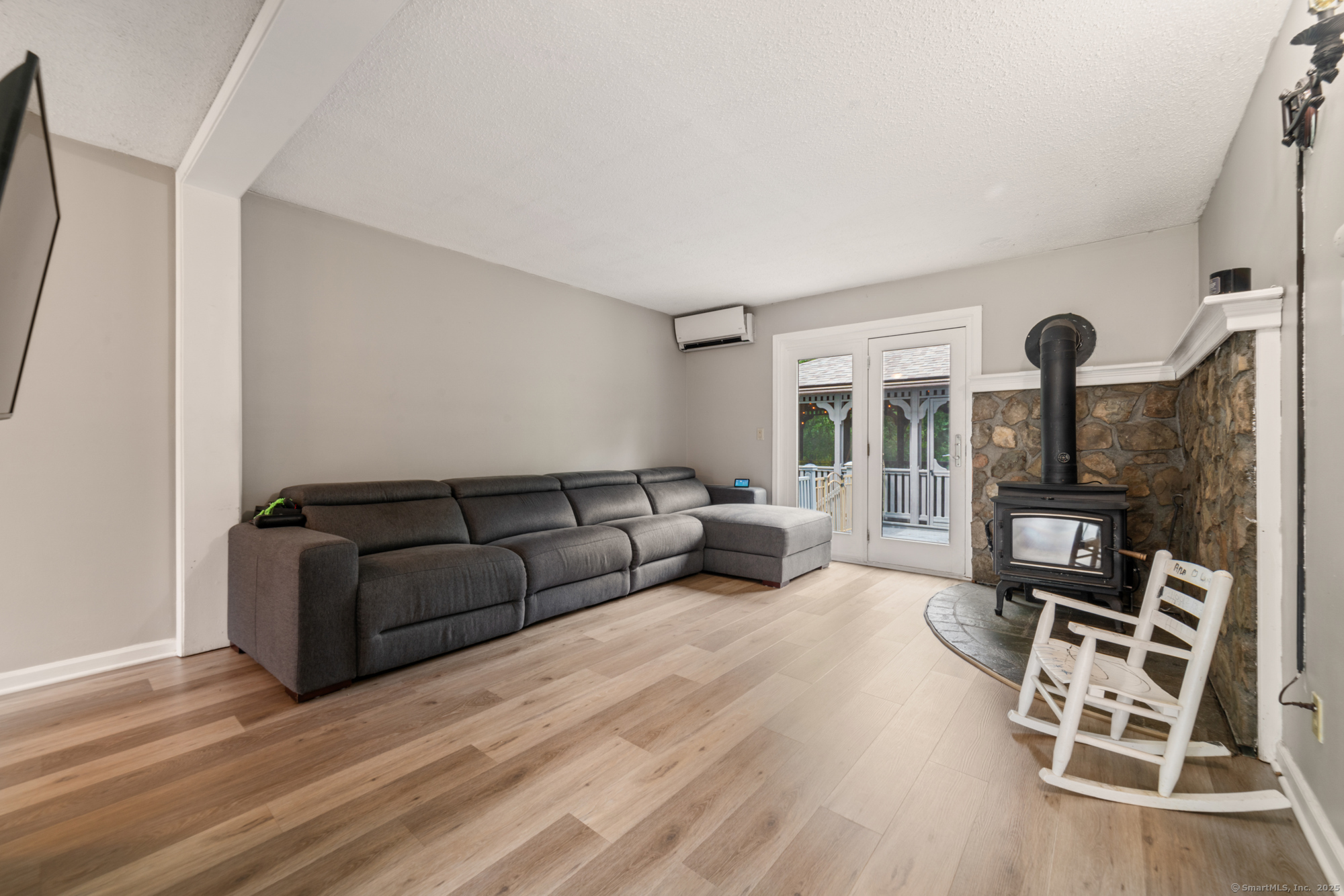 Woodbury, Connecticut, 06798, United States, 4 Bedrooms Bedrooms, ,3 BathroomsBathrooms,Residential,For Sale,1998310