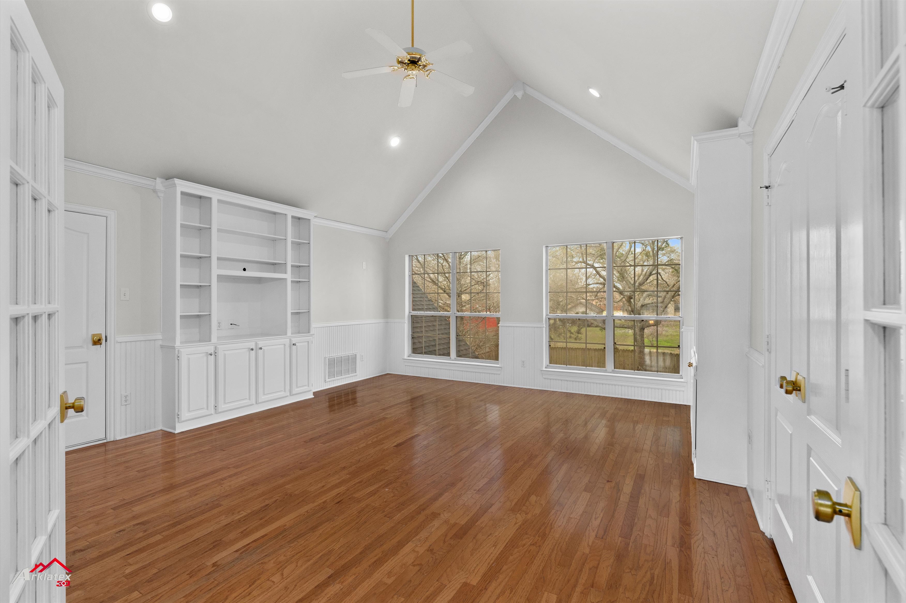 Henderson, Texas, 75703, United States, 5 Bedrooms Bedrooms, ,4 BathroomsBathrooms,Residential,For Sale,1934371