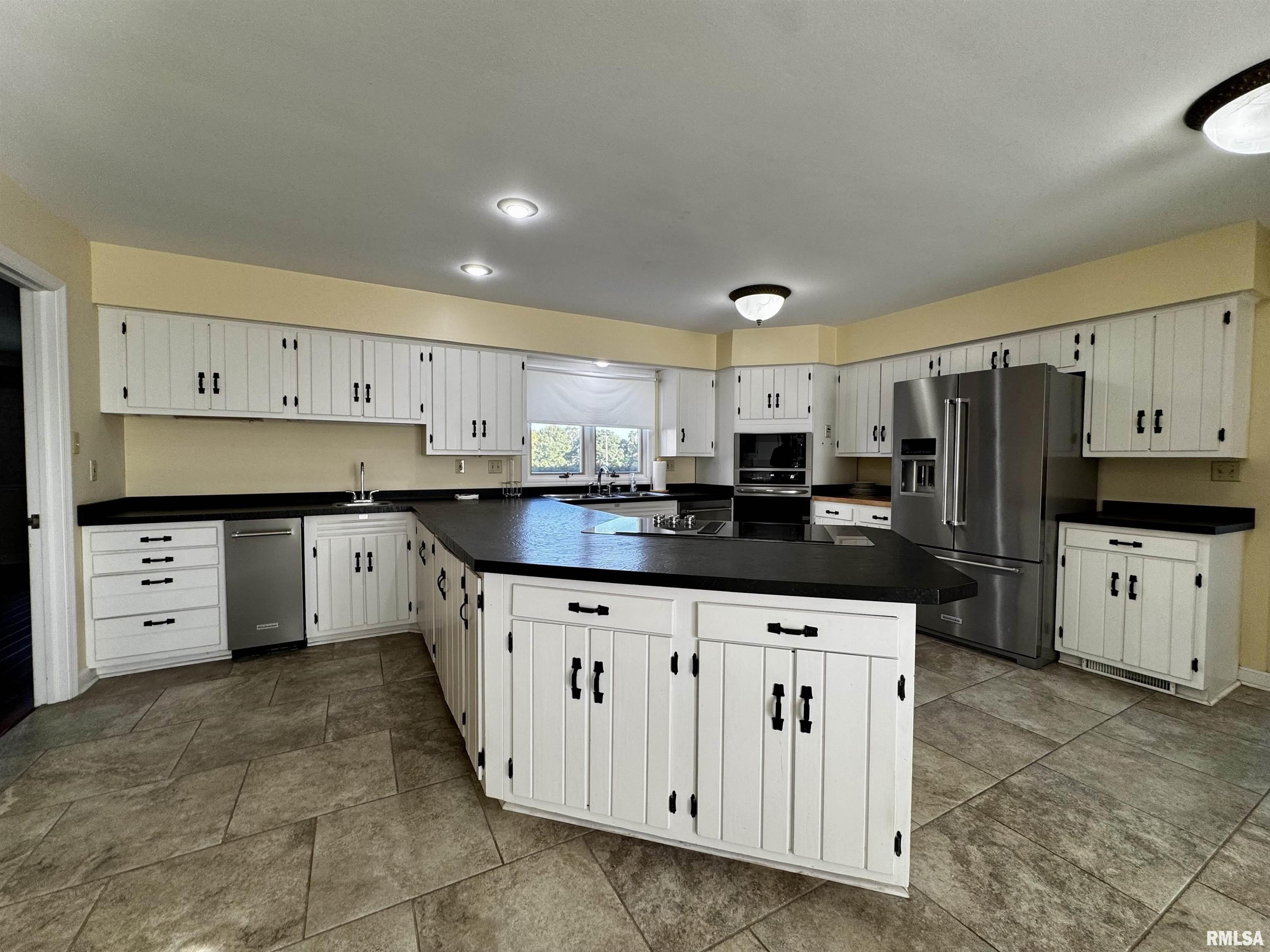 Macomb, Illinois, 61455, United States, 4 Bedrooms Bedrooms, ,6 BathroomsBathrooms,Residential,For Sale,1976758