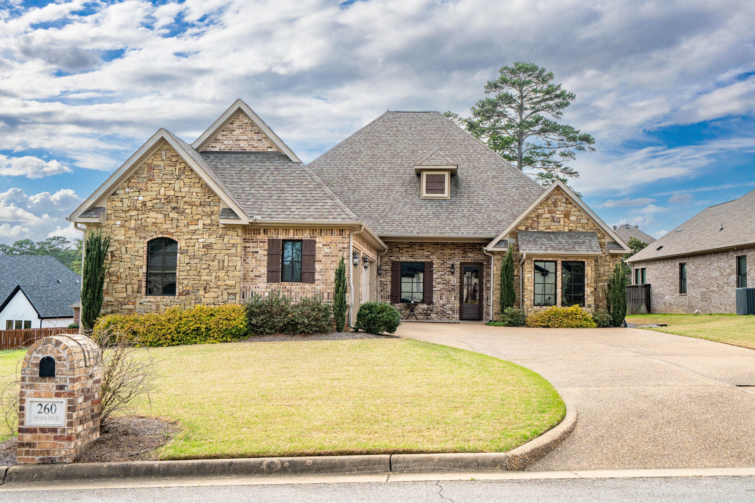 Hot Springs, Arkansas, 71901, United States, 4 Bedrooms Bedrooms, ,4 BathroomsBathrooms,Residential,For Sale,1760165